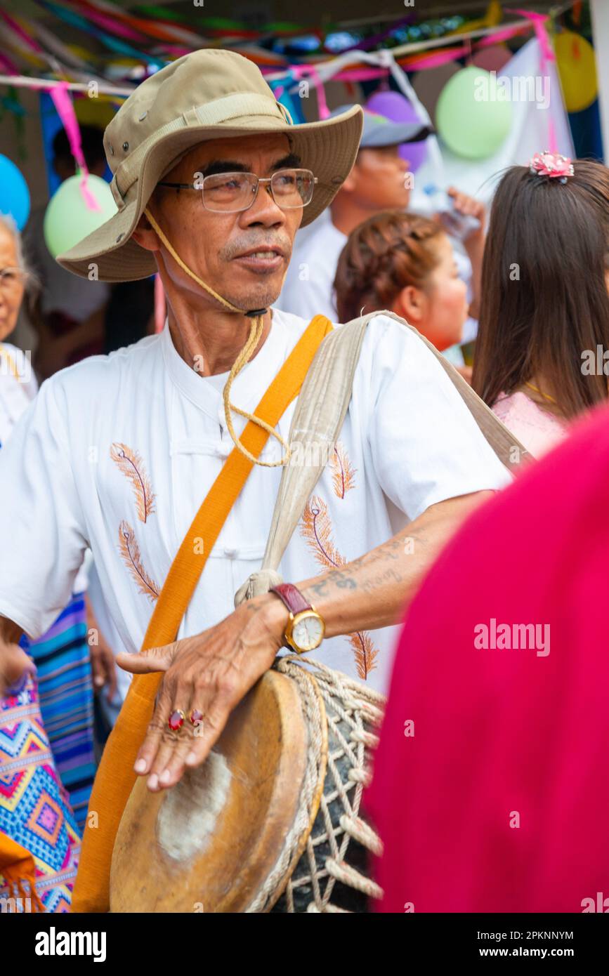 PAI, Thailandia del Nord-Aprile 4th 2023: Uno dei molti percussionisti e musicisti nella folla di passaggio, alla colorata celebrazione buddista, dove i ragazzi si esibiscono Foto Stock