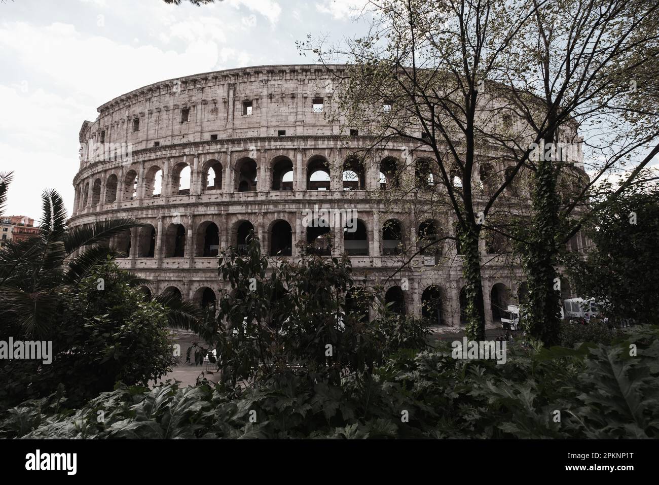 Roma, Italia. 04th Apr, 2023. Vista sulla facciata del Colosseo a Roma. Il Colosseo o Anfiteatro Flavio (Colosseo italiano) è un anfiteatro dell'epoca dell'Impero Romano, costruito nel i secolo. Era il più grande di quelli costruiti nell'Impero Romano. È uno dei luoghi turistici più importanti del mondo. Credit: SOPA Images Limited/Alamy Live News Foto Stock