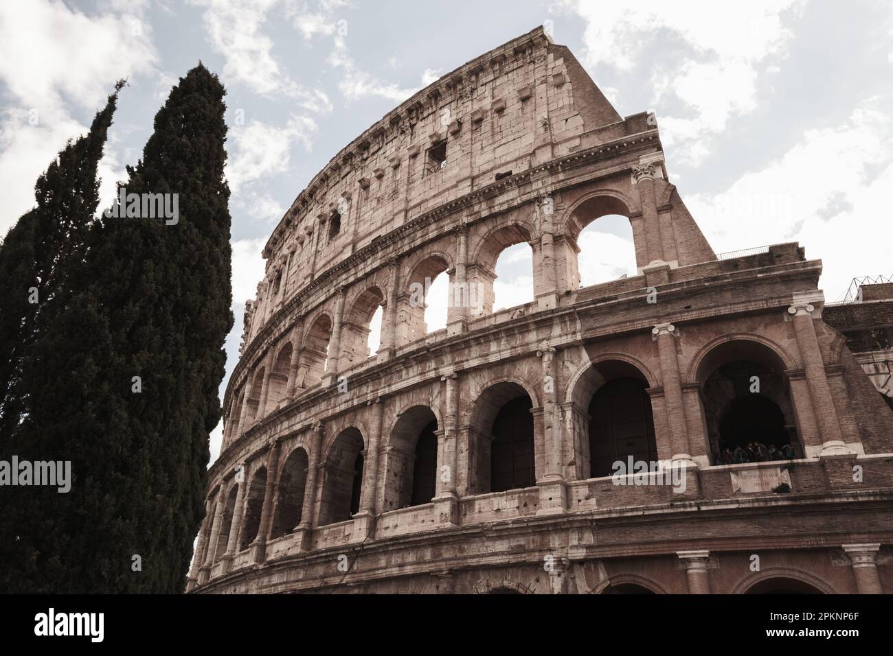 Roma, Italia. 04th Apr, 2023. Vista sulla facciata del Colosseo a Roma. Il Colosseo o Anfiteatro Flavio (Colosseo italiano) è un anfiteatro dell'epoca dell'Impero Romano, costruito nel i secolo. Era il più grande di quelli costruiti nell'Impero Romano. È uno dei luoghi turistici più importanti del mondo. (Foto di Atilano Garcia/SOPA Images/Sipa USA) Credit: Sipa USA/Alamy Live News Foto Stock
