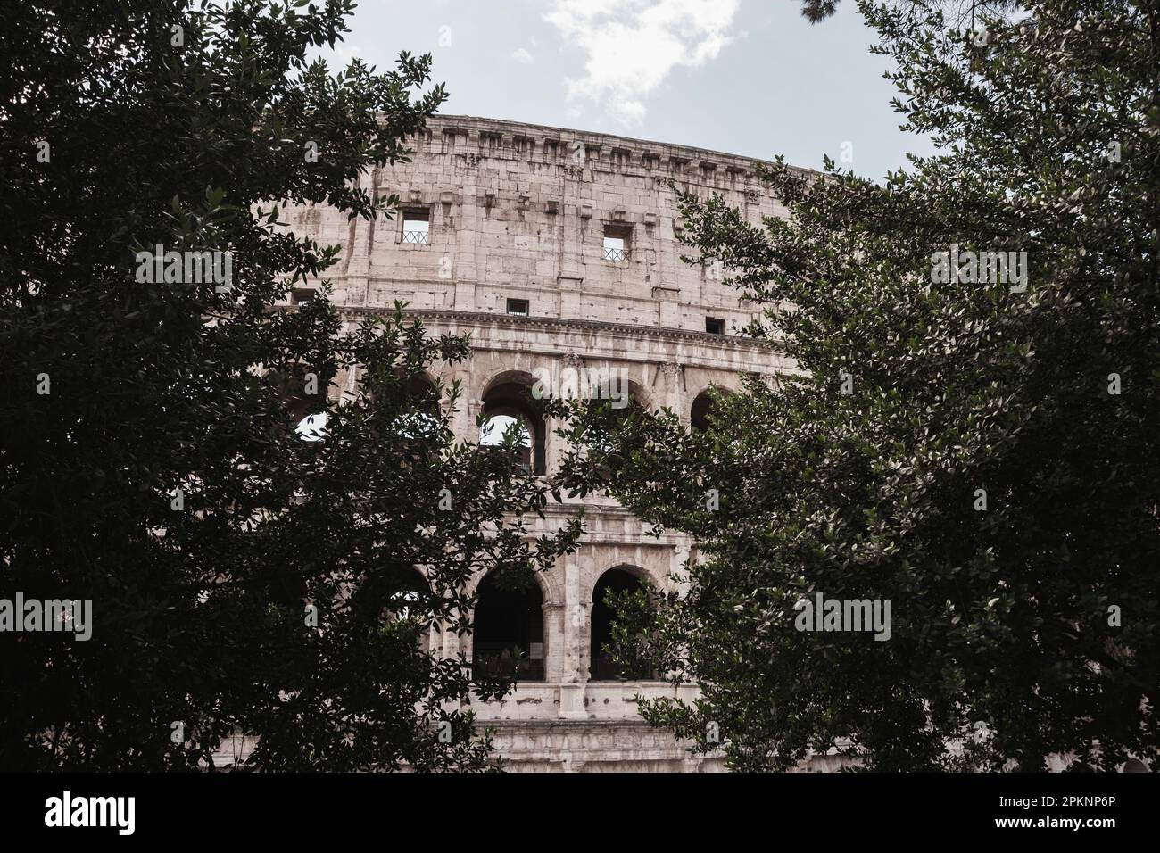 Roma, Italia. 04th Apr, 2023. Vista sulla facciata del Colosseo a Roma. Il Colosseo o Anfiteatro Flavio (Colosseo italiano) è un anfiteatro dell'epoca dell'Impero Romano, costruito nel i secolo. Era il più grande di quelli costruiti nell'Impero Romano. È uno dei luoghi turistici più importanti del mondo. (Foto di Atilano Garcia/SOPA Images/Sipa USA) Credit: Sipa USA/Alamy Live News Foto Stock