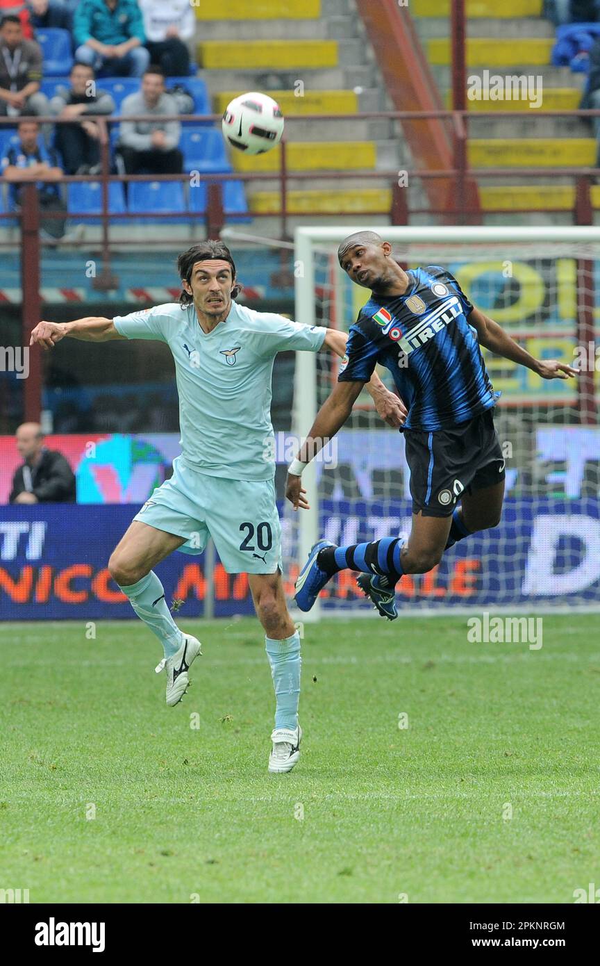 Milano, Italia, 23/04/2011 : Samuel Eto’o e Giuseppe Biava durante la partita Inter Lazio Foto Stock