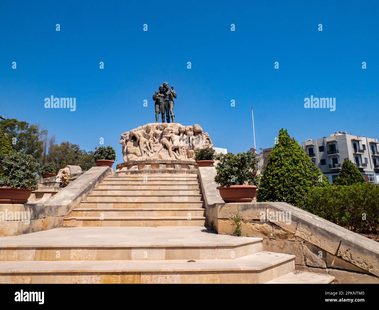 Msida, Malta - Giu, 2021: Monumento ai lavoratori dello scultore locale Anton Agius, i personaggi di questo monumento simboleggiano una tipica famiglia di lavoratori maltesi. Foto Stock