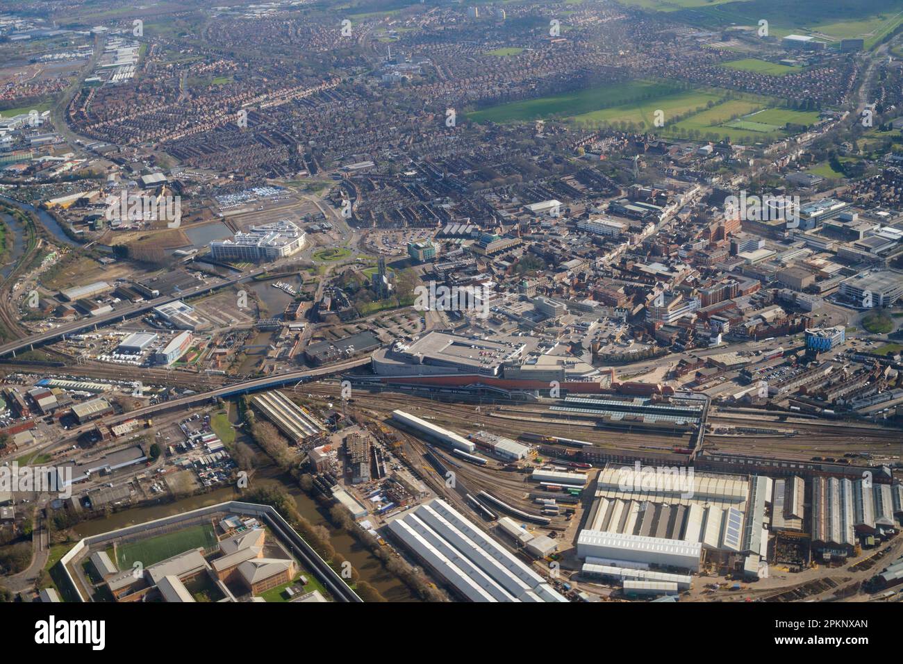 Una vista aerea della nuova città di Doncaster, South Yorkshire, Northern England, UK che mostra la stazione ferroviaria e le opere ferroviarie in primo piano Foto Stock
