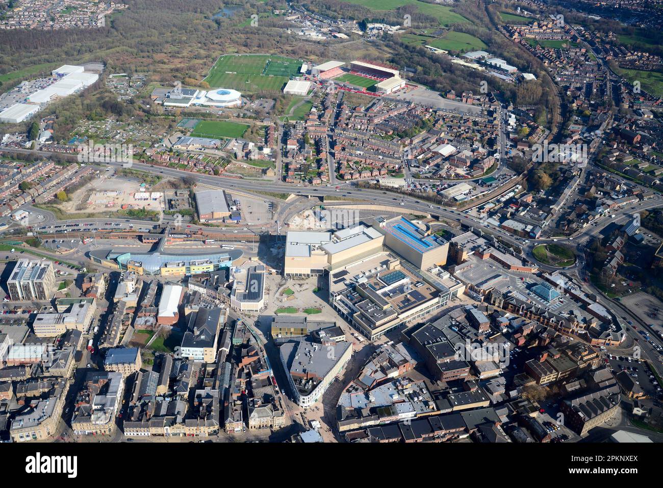 Una fotografia aerea del centro di Barnsley, che mostra il nuovo Glassworks Shopping Centre, South Yorkshire, Northern England, UK Foto Stock