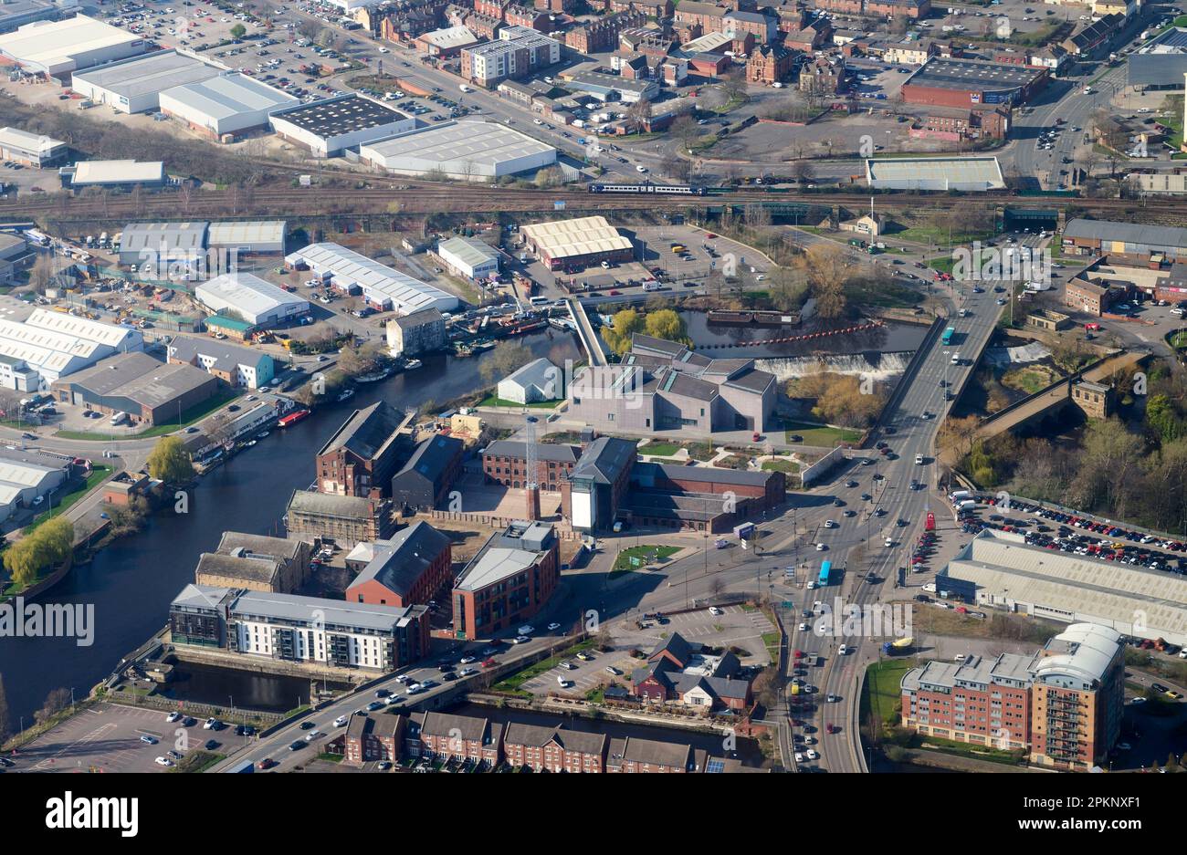 Una vista aerea della Galleria Hepworth e del fiume Calder, del centro di Wakefield, dello Yorkshire occidentale, dell'Inghilterra settentrionale, Regno Unito Foto Stock