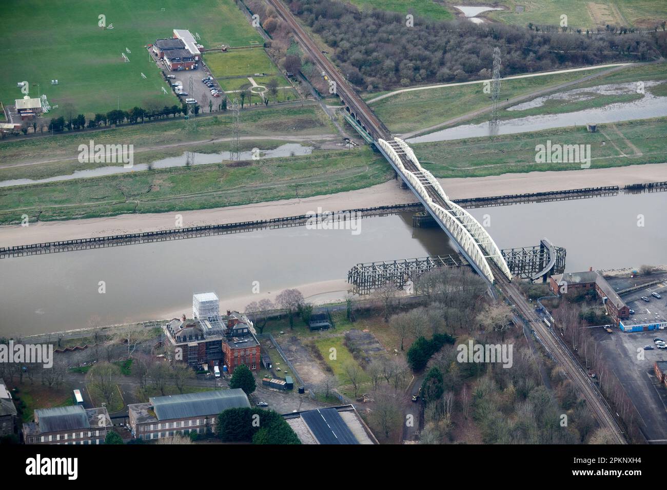 Una vista aerea dei ponti sul canale delle navi di Manchester a Warrington, North West England.UK Foto Stock