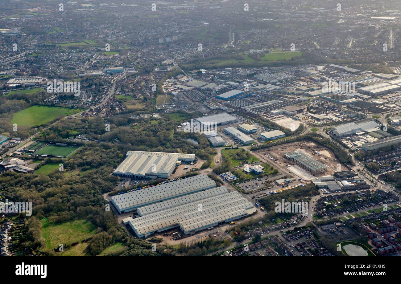 Una vista aerea degli edifici industriali, del Black Country, dell'agglomerato di Birmingham, delle West Midlands, Regno Unito Foto Stock