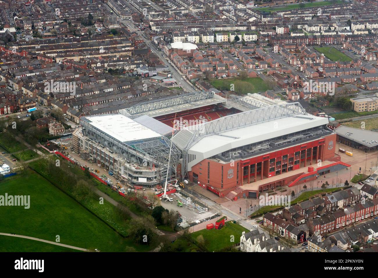 Liverpool Football Club, Anfield, mostra lavori di costruzione di ulteriori opere di ampliamento dello stand, Merseyside, Inghilterra nord-occidentale, dall'aria Foto Stock
