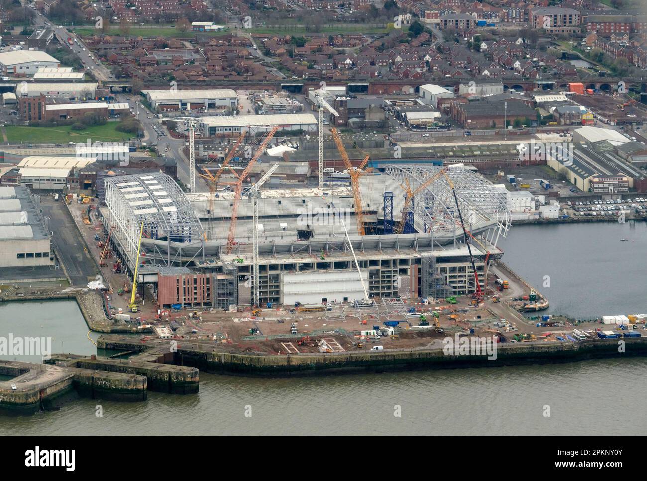 Il nuovo stadio Everton Football Club è in costruzione al molo di Bramley Moor, Liverpool, Inghilterra nord-occidentale, dall'alto Foto Stock