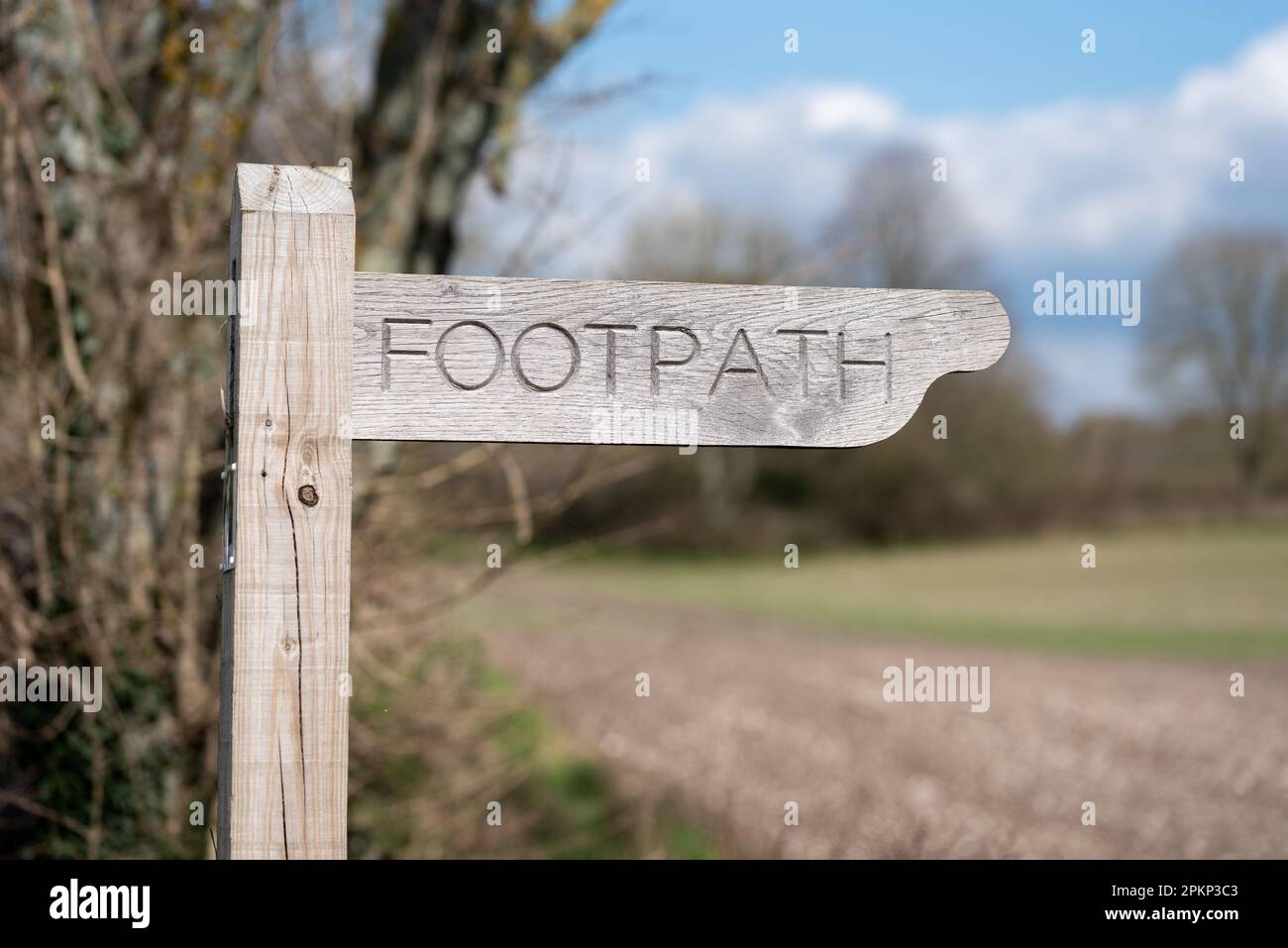 Sentiero in legno segno nella campagna inglese. Foto Stock