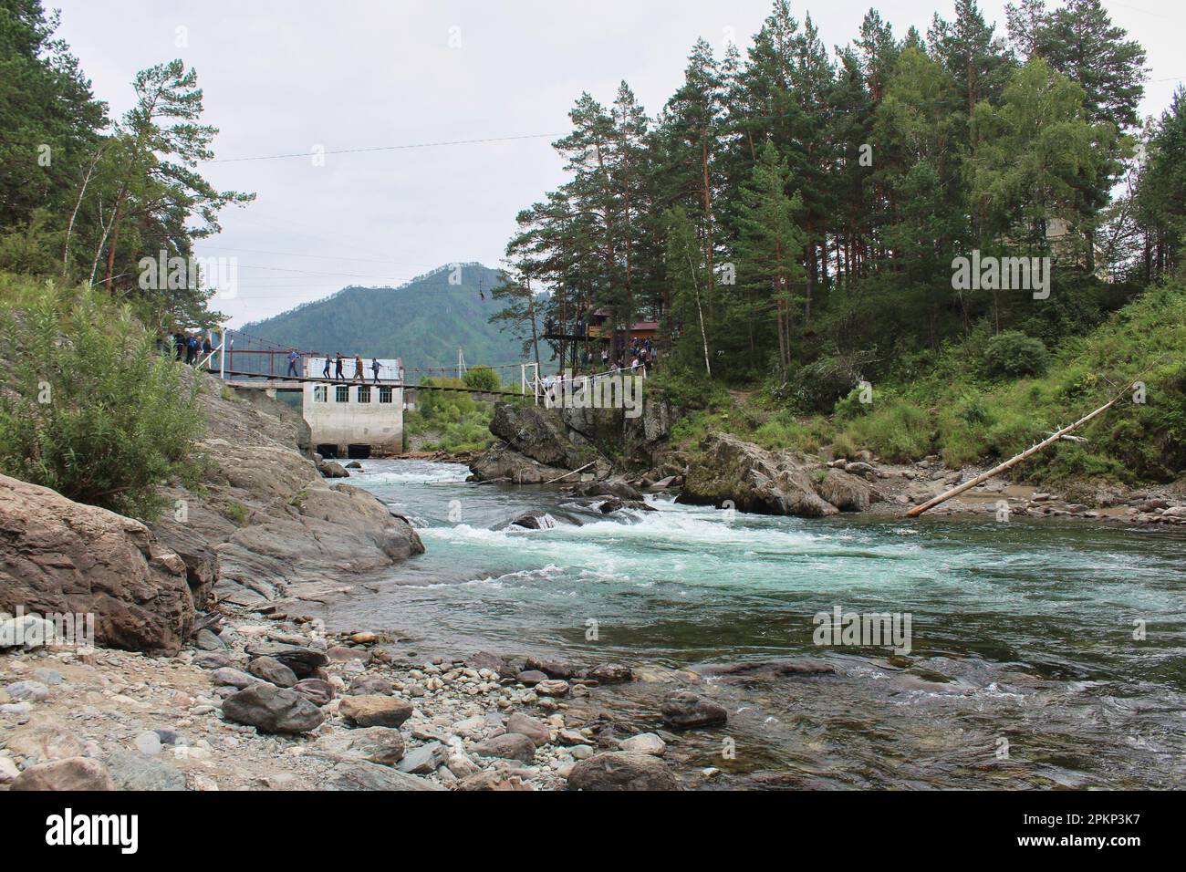 Vecchia centrale idroelettrica di Chemal non funzionante. Viaggio nella Repubblica di Altai, Siberia, Russia. HPP da viaggio Foto Stock