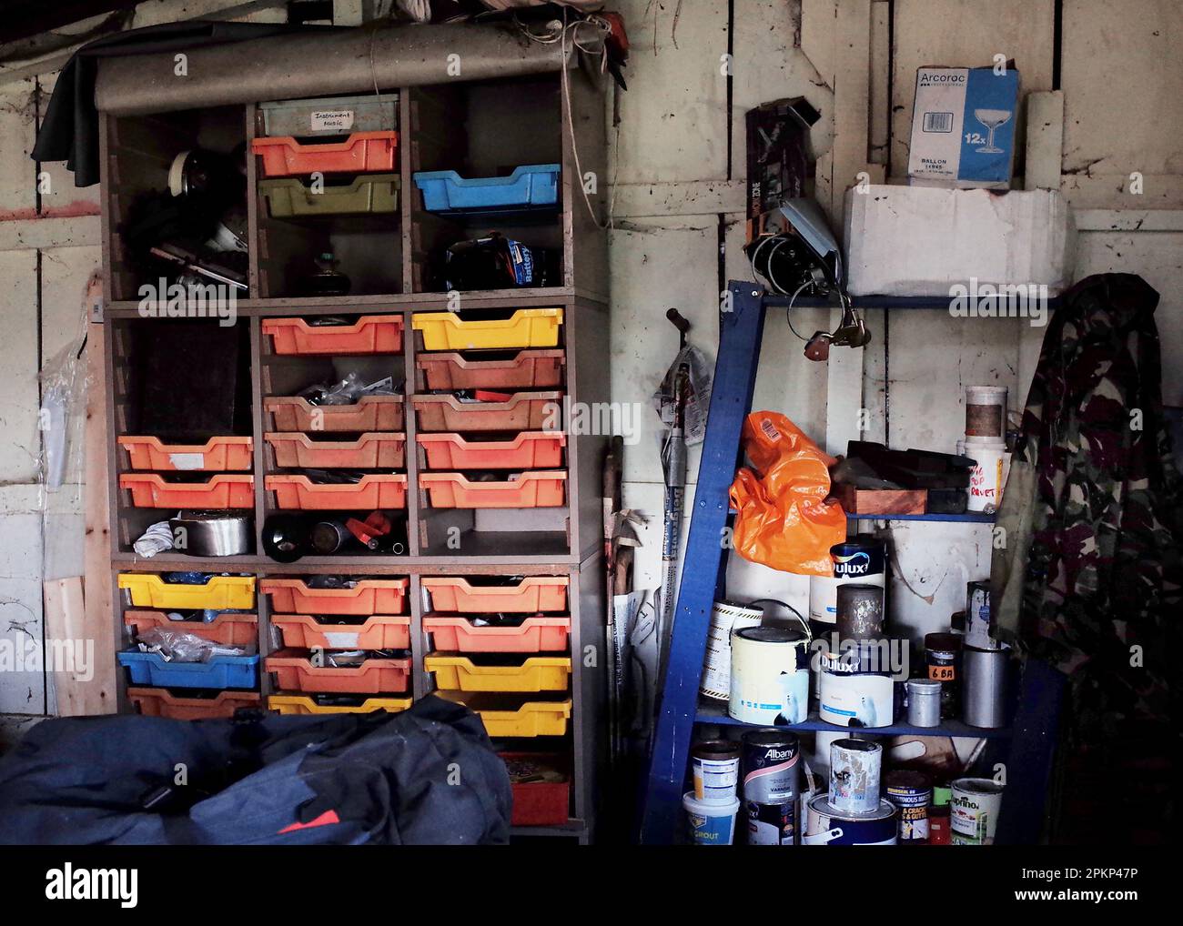 Interno di un vecchio garage abbandonato. Foto Stock