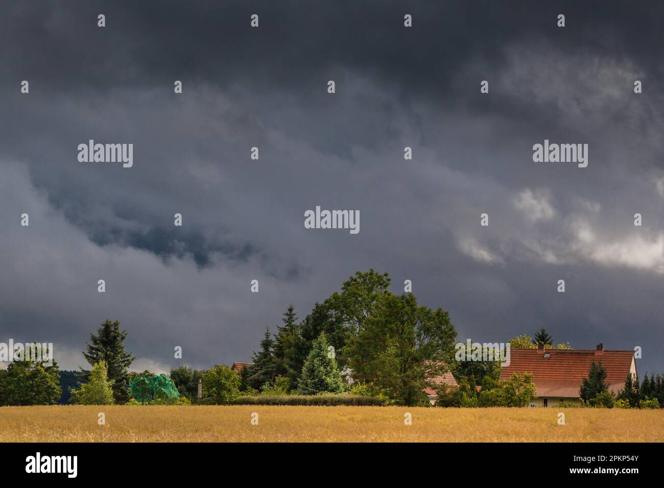 Nuvole scure nel cielo Foto Stock