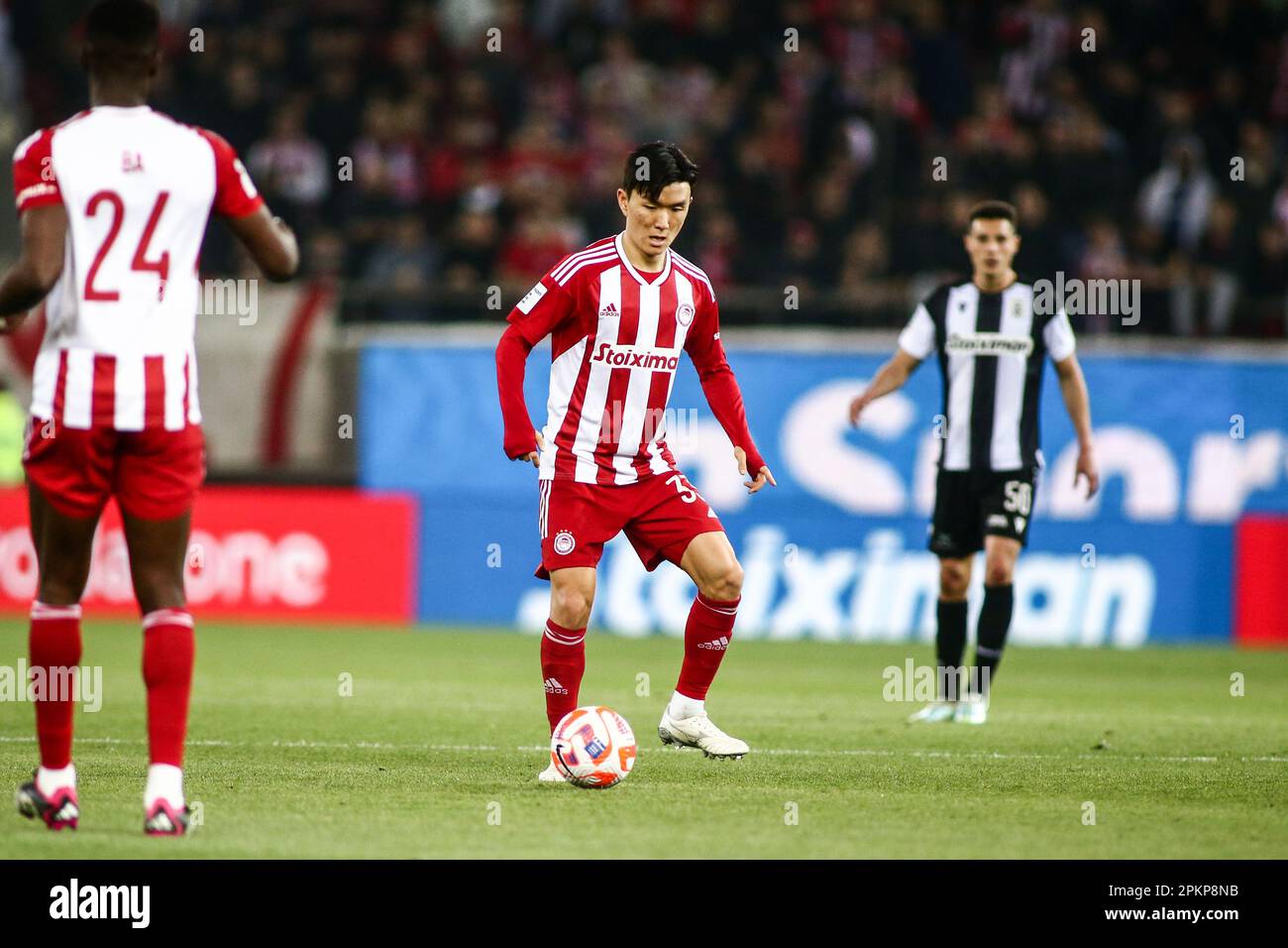 Atene, Grecia. 5th Apr, 2023. Il giocatore di Olympiacos in beom Hwang (Middle) in azione durante una partita di calcio di Superleague Playoff tra Olympiacos FC e PAOK FC. (Credit Image: © Giannis Papanikos/ZUMA Press Wire) SOLO PER USO EDITORIALE! Non per USO commerciale! Foto Stock