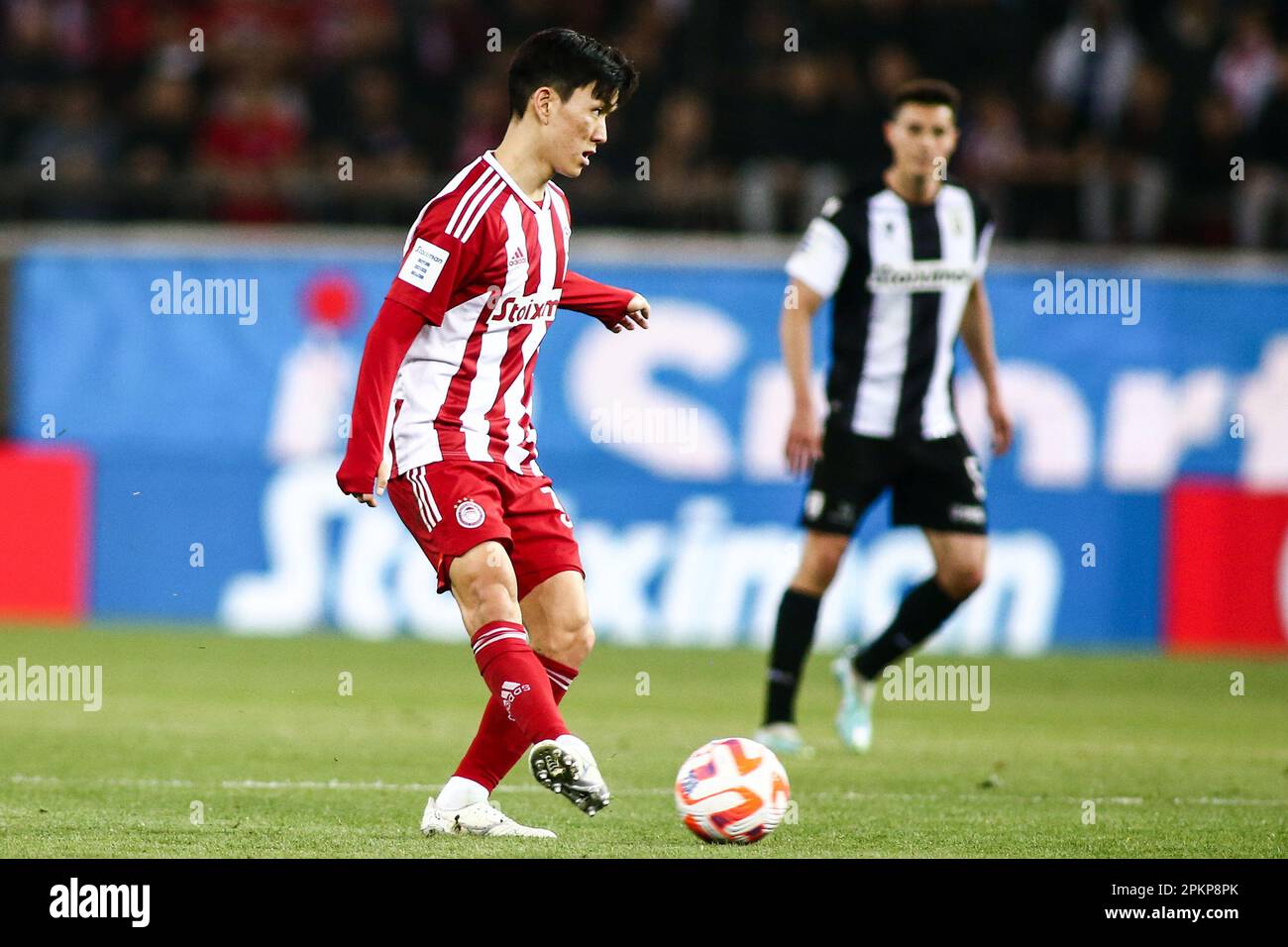 Atene, Grecia. 5th Apr, 2023. Il giocatore di Olympiacos in beom Hwang (Middle) in azione durante una partita di calcio di Superleague Playoff tra Olympiacos FC e PAOK FC. (Credit Image: © Giannis Papanikos/ZUMA Press Wire) SOLO PER USO EDITORIALE! Non per USO commerciale! Foto Stock