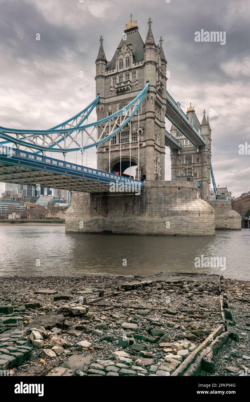 L'iconico Tower Bridge, riconosciuto in tutto il mondo, è un edificio classificato di primo livello e attraversa il Tamigi vicino alla Torre di Londra e alla città Foto Stock