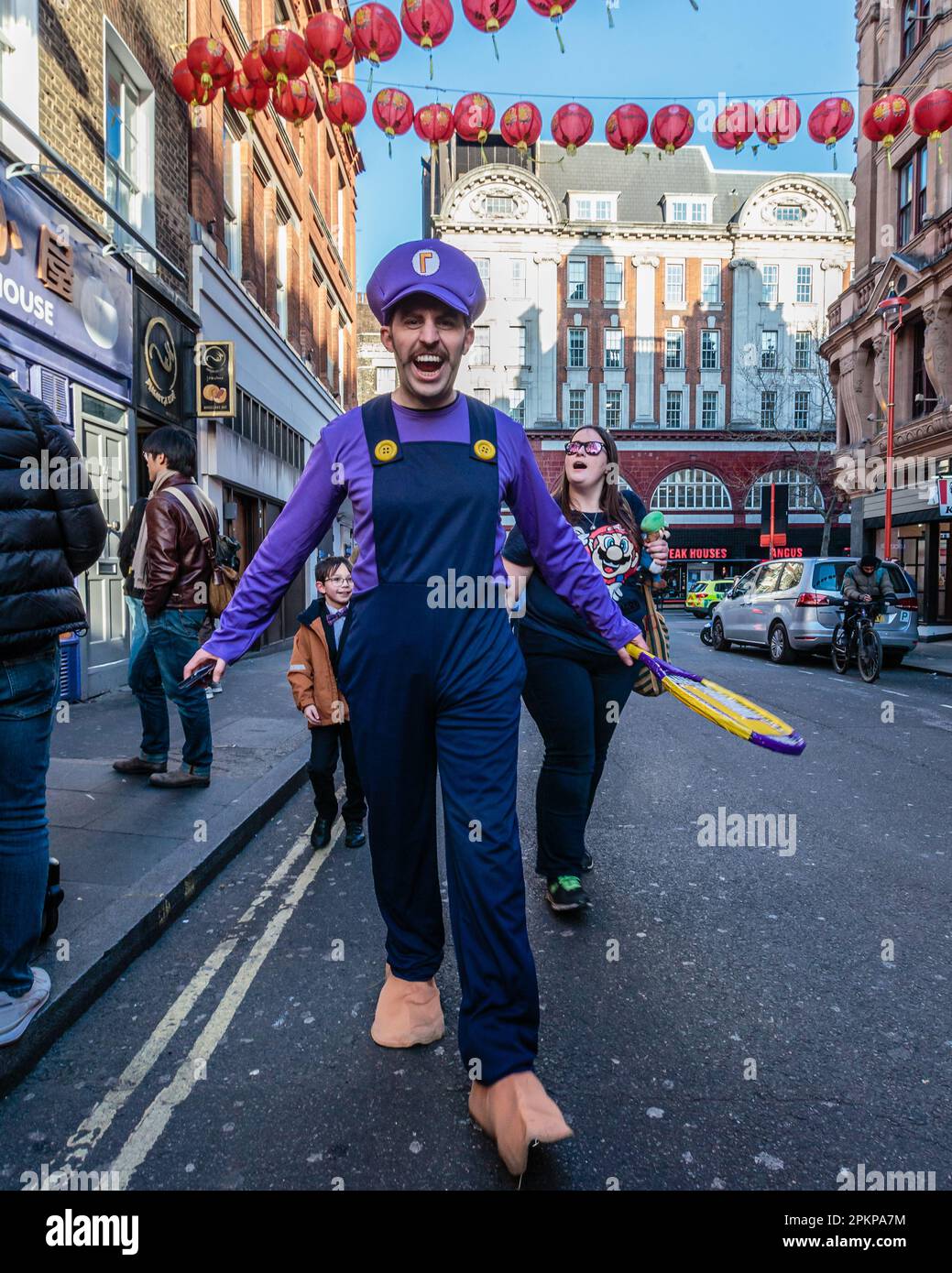 Waluigi dal Super Mario Bros. Il film esce per giocare a Chinatown di Londra. Foto Stock