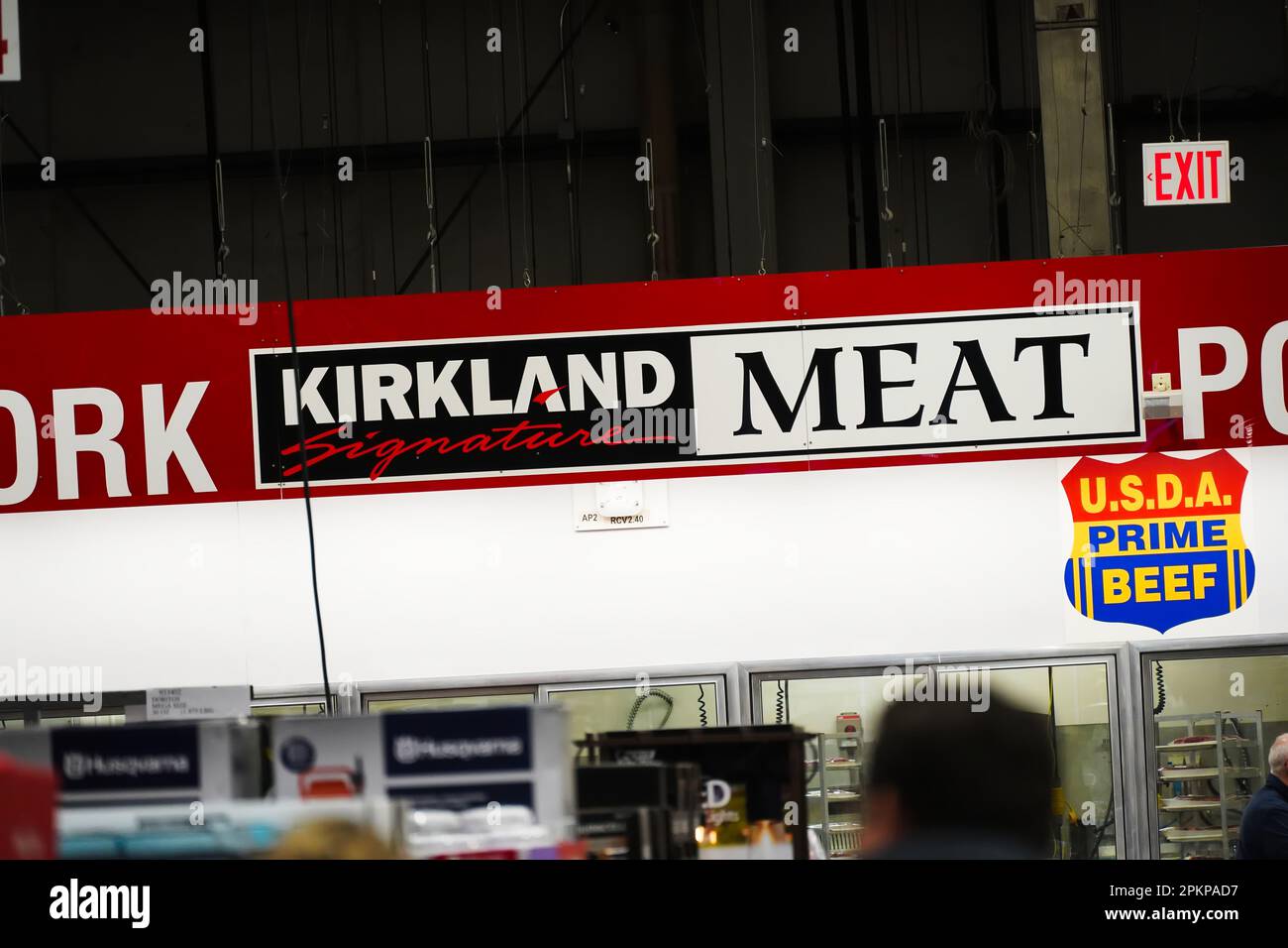 Honolulu, HI - 23 dicembre 2022: Kirkland Signature brand Meat reparto all'interno del centro di spedizione all'ingrosso Costco. Foto Stock
