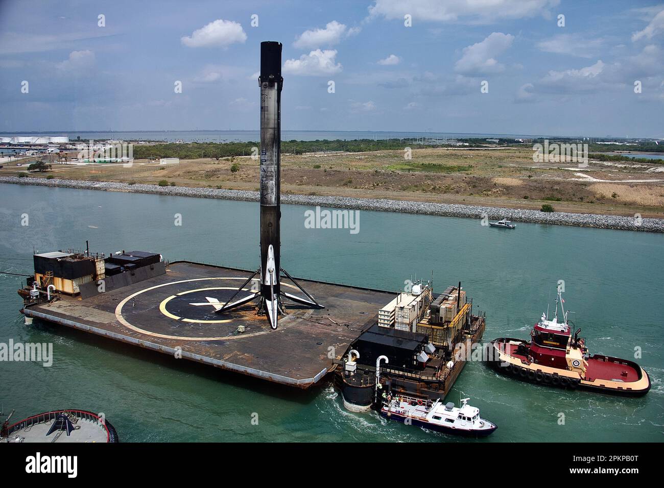 Falcon 9 SpaceX Booster essere trainato a Capo Canaveral dopo atterraggio in mare il 29 marzo 2023. Foto Stock