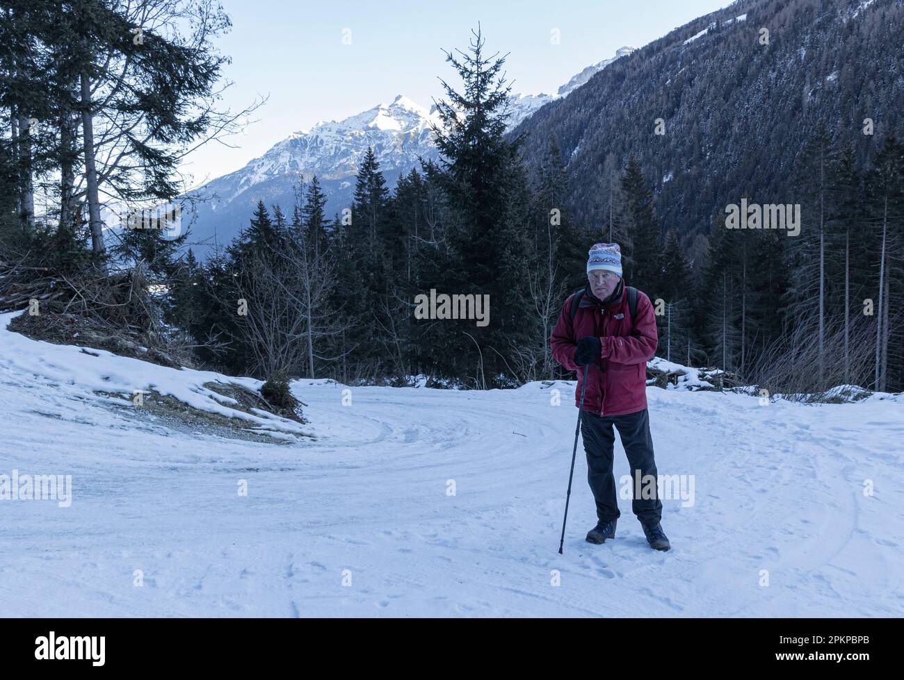 L'anziano ama l'inverno durante una passeggiata, Stubaital, Tirolo, Austria Foto Stock