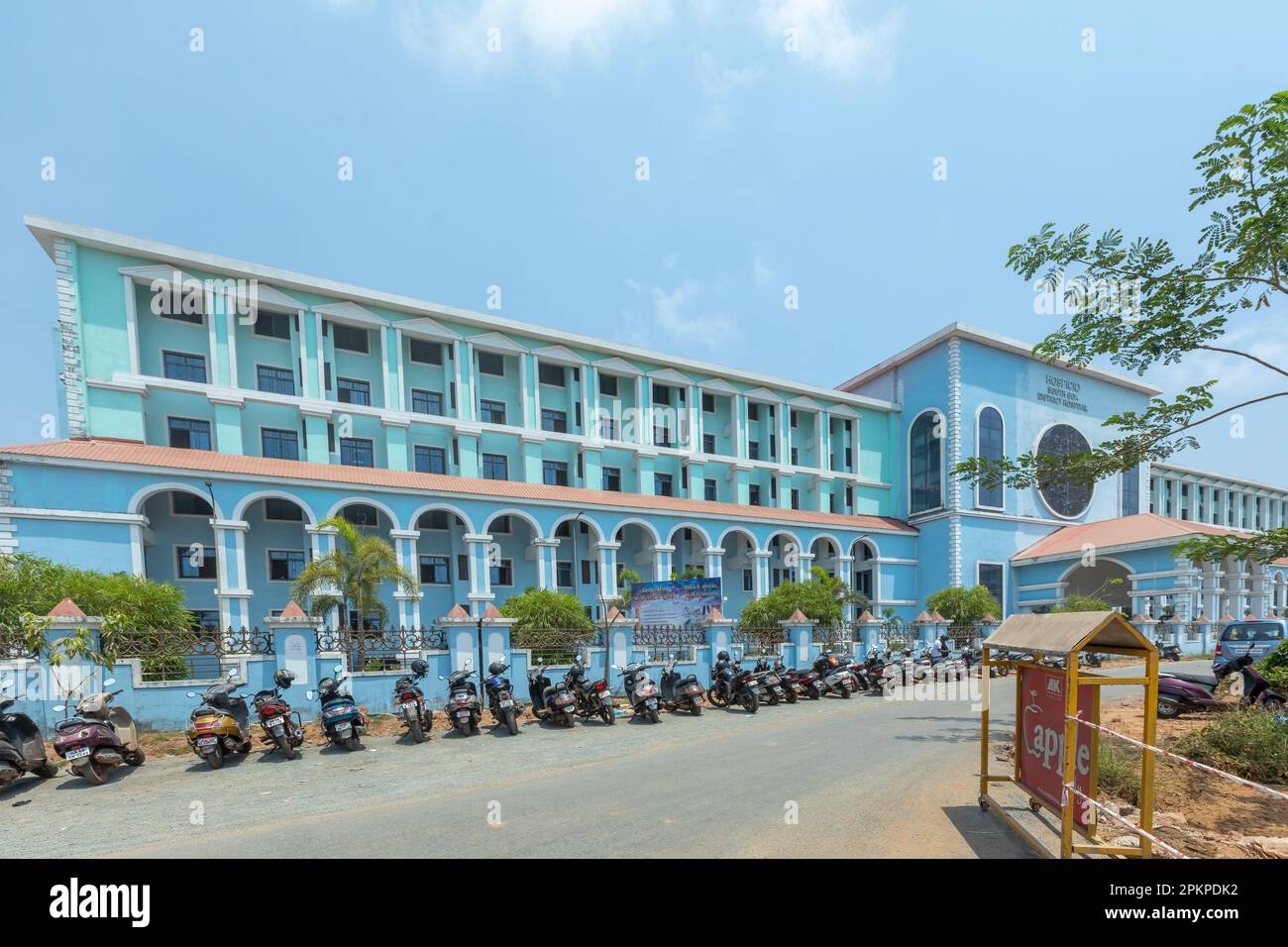 Margao, Goa del Sud - India. Aprile, 06 2023. L'ospedale distrettuale di Hospicio è un ospedale governativo a Margao, Goa, che fornisce assistenza medica alla gente Foto Stock