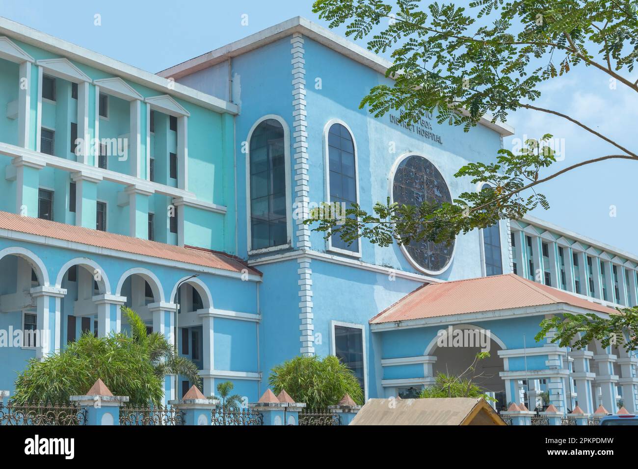 Margao, Goa del Sud - India. Aprile, 06 2023. L'ospedale distrettuale di Hospicio è un ospedale governativo a Margao, Goa, che fornisce assistenza medica alla gente Foto Stock