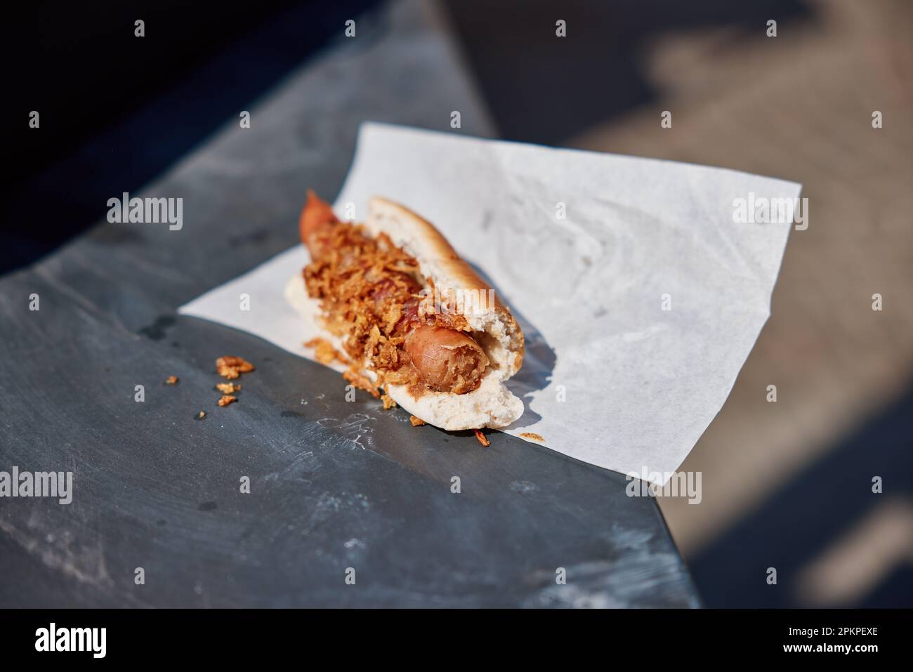 Hot dog danese con cipolle fritte; Danimarca Foto Stock