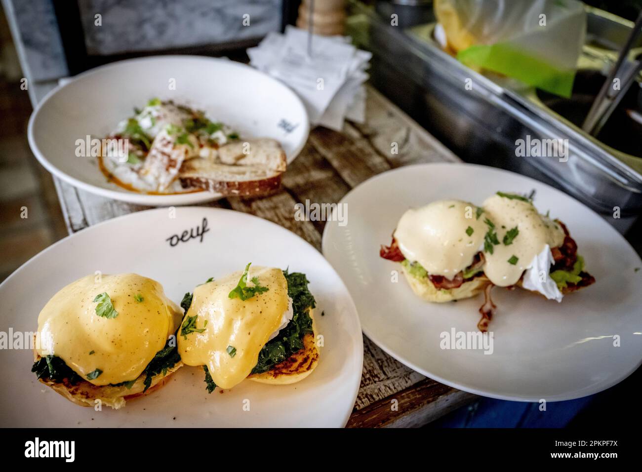 AMSTERDAM - piatti a base di uova sono preparati nella cucina del ristorante Oeuf. Durante il fine settimana di Pasqua è molto affollato al ristorante Egg di De Pijp. Quest'anno le uova sono più costose del solito e ciò non si verifica solo nei Paesi Bassi. Secondo Statistics Netherlands (CBS), gli olandesi hanno speso più del 26 per cento in più sulle uova in febbraio rispetto a un anno prima. Nell'Unione europea, l'aumento medio dei prezzi è stato superiore al 31 per cento e gli americani hanno dovuto pagare più del 55 per cento in più per le uova. ANP ROBIN UTRECHT olanda fuori - belgio fuori Foto Stock