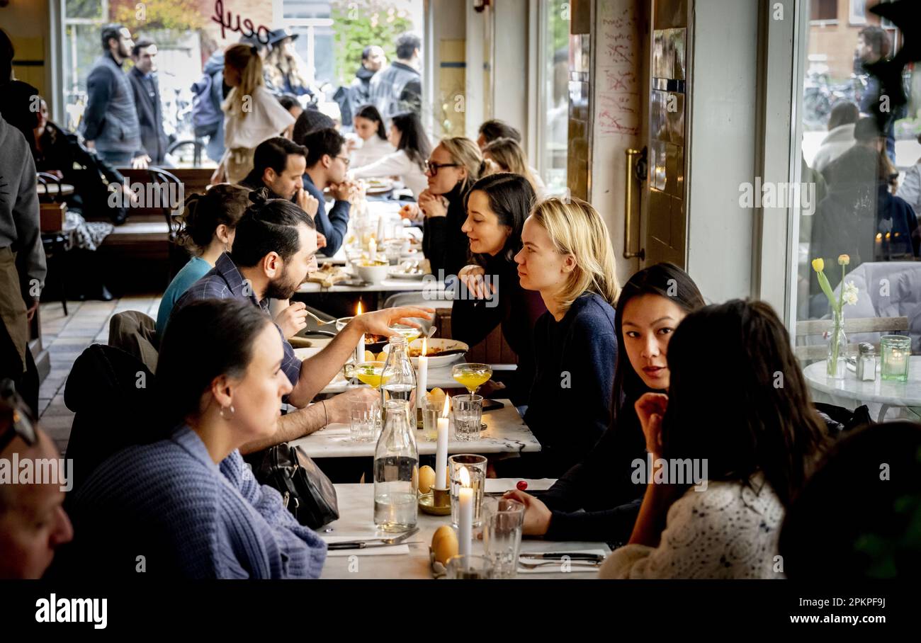 AMSTERDAM - gli ospiti possono pranzare al ristorante Oeuf. Durante il fine settimana di Pasqua è molto affollato al ristorante Egg di De Pijp. Quest'anno le uova sono più costose del solito e ciò non si verifica solo nei Paesi Bassi. Secondo Statistics Netherlands (CBS), gli olandesi hanno speso più del 26 per cento in più sulle uova in febbraio rispetto a un anno prima. Nell'Unione europea, l'aumento medio dei prezzi è stato superiore al 31 per cento e gli americani hanno dovuto pagare più del 55 per cento in più per le uova. ANP ROBIN UTRECHT olanda fuori - belgio fuori Foto Stock