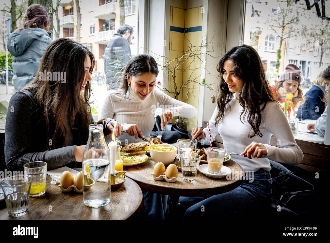 AMSTERDAM - gli ospiti possono pranzare al ristorante Oeuf. Durante il fine settimana di Pasqua è molto affollato al ristorante Egg di De Pijp. Quest'anno le uova sono più costose del solito e ciò non si verifica solo nei Paesi Bassi. Secondo Statistics Netherlands (CBS), gli olandesi hanno speso più del 26 per cento in più sulle uova in febbraio rispetto a un anno prima. Nell'Unione europea, l'aumento medio dei prezzi è stato superiore al 31 per cento e gli americani hanno dovuto pagare più del 55 per cento in più per le uova. ANP ROBIN UTRECHT olanda fuori - belgio fuori Foto Stock