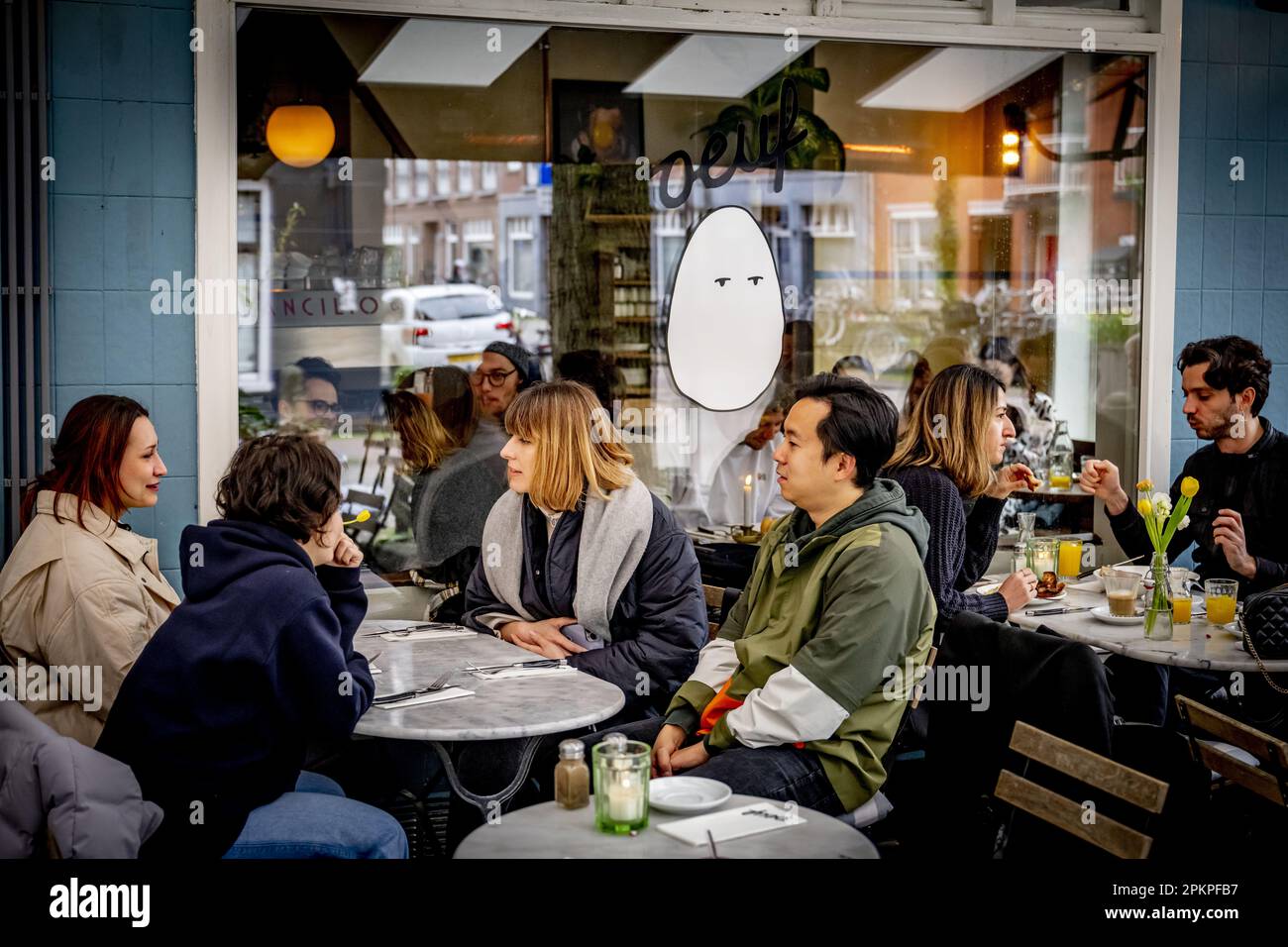 AMSTERDAM - gli ospiti possono pranzare al ristorante Oeuf. Durante il fine settimana di Pasqua è molto affollato al ristorante Egg di De Pijp. Quest'anno le uova sono più costose del solito e ciò non si verifica solo nei Paesi Bassi. Secondo Statistics Netherlands (CBS), gli olandesi hanno speso più del 26 per cento in più sulle uova in febbraio rispetto a un anno prima. Nell'Unione europea, l'aumento medio dei prezzi è stato superiore al 31 per cento e gli americani hanno dovuto pagare più del 55 per cento in più per le uova. ANP ROBIN UTRECHT olanda fuori - belgio fuori Foto Stock