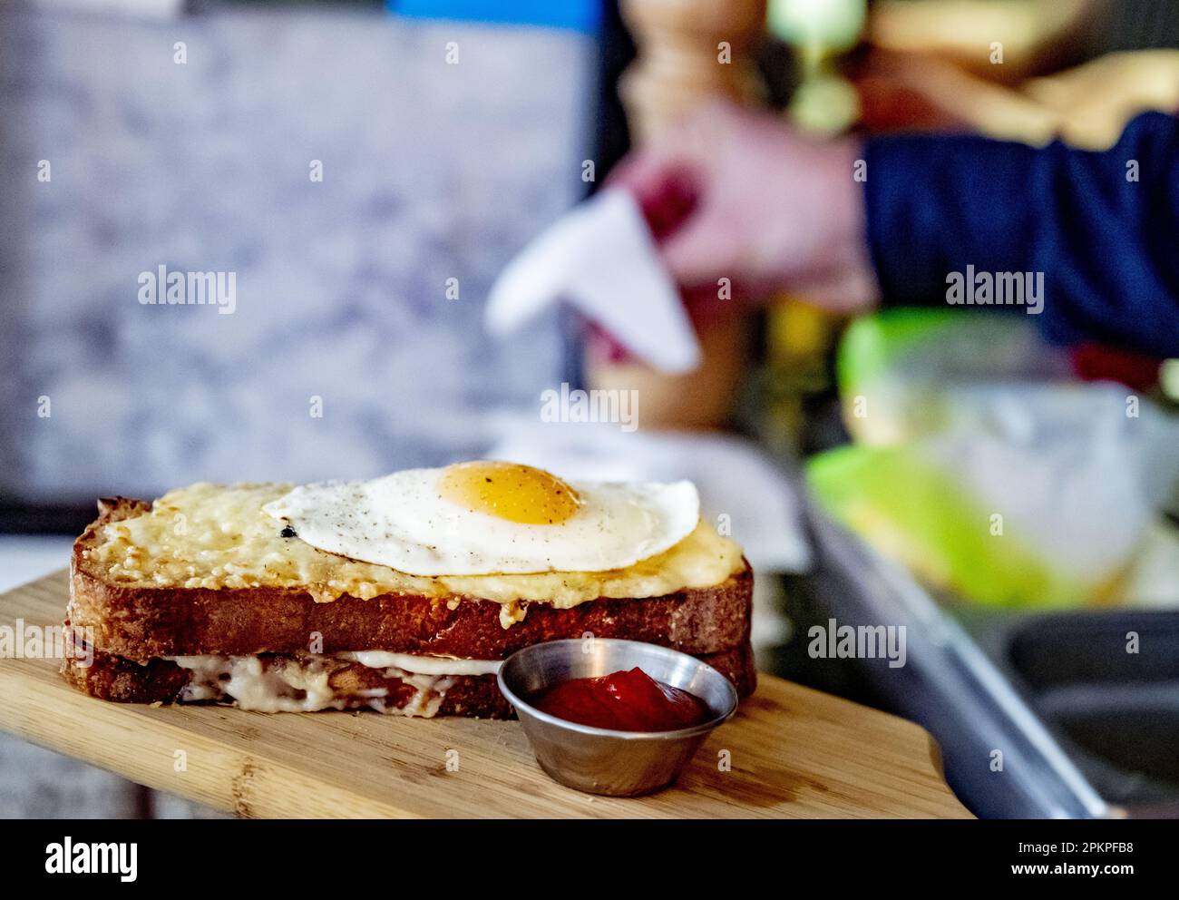 AMSTERDAM - piatti a base di uova sono preparati nella cucina del ristorante Oeuf. Durante il fine settimana di Pasqua è molto affollato al ristorante Egg di De Pijp. Quest'anno le uova sono più costose del solito e ciò non si verifica solo nei Paesi Bassi. Secondo Statistics Netherlands (CBS), gli olandesi hanno speso più del 26 per cento in più sulle uova in febbraio rispetto a un anno prima. Nell'Unione europea, l'aumento medio dei prezzi è stato superiore al 31 per cento e gli americani hanno dovuto pagare più del 55 per cento in più per le uova. ANP ROBIN UTRECHT olanda fuori - belgio fuori Foto Stock