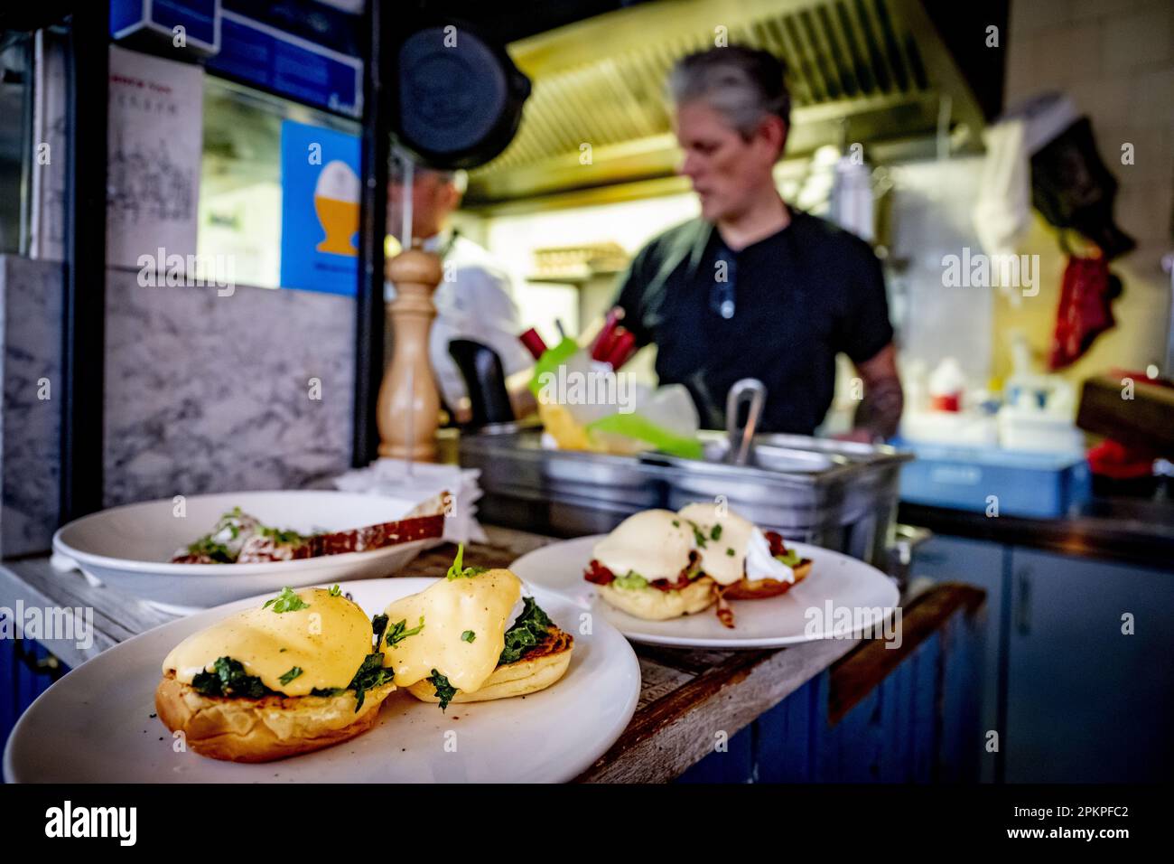 AMSTERDAM - piatti a base di uova sono preparati nella cucina del ristorante Oeuf. Durante il fine settimana di Pasqua è molto affollato al ristorante Egg di De Pijp. Quest'anno le uova sono più costose del solito e ciò non si verifica solo nei Paesi Bassi. Secondo Statistics Netherlands (CBS), gli olandesi hanno speso più del 26 per cento in più sulle uova in febbraio rispetto a un anno prima. Nell'Unione europea, l'aumento medio dei prezzi è stato superiore al 31 per cento e gli americani hanno dovuto pagare più del 55 per cento in più per le uova. ANP ROBIN UTRECHT olanda fuori - belgio fuori Foto Stock