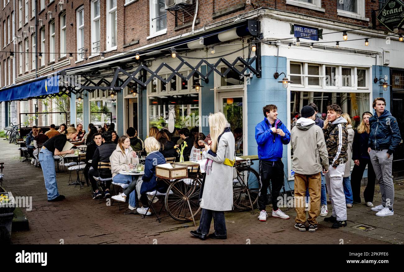 AMSTERDAM - gli ospiti fanno la fila al ristorante Oeuf. Durante il fine settimana di Pasqua è molto affollato al ristorante Egg di De Pijp. Quest'anno le uova sono più costose del solito e ciò non si verifica solo nei Paesi Bassi. Secondo Statistics Netherlands (CBS), gli olandesi hanno speso più del 26 per cento in più sulle uova in febbraio rispetto a un anno prima. Nell'Unione europea, l'aumento medio dei prezzi è stato superiore al 31 per cento e gli americani hanno dovuto pagare più del 55 per cento in più per le uova. ANP ROBIN UTRECHT olanda fuori - belgio fuori Foto Stock
