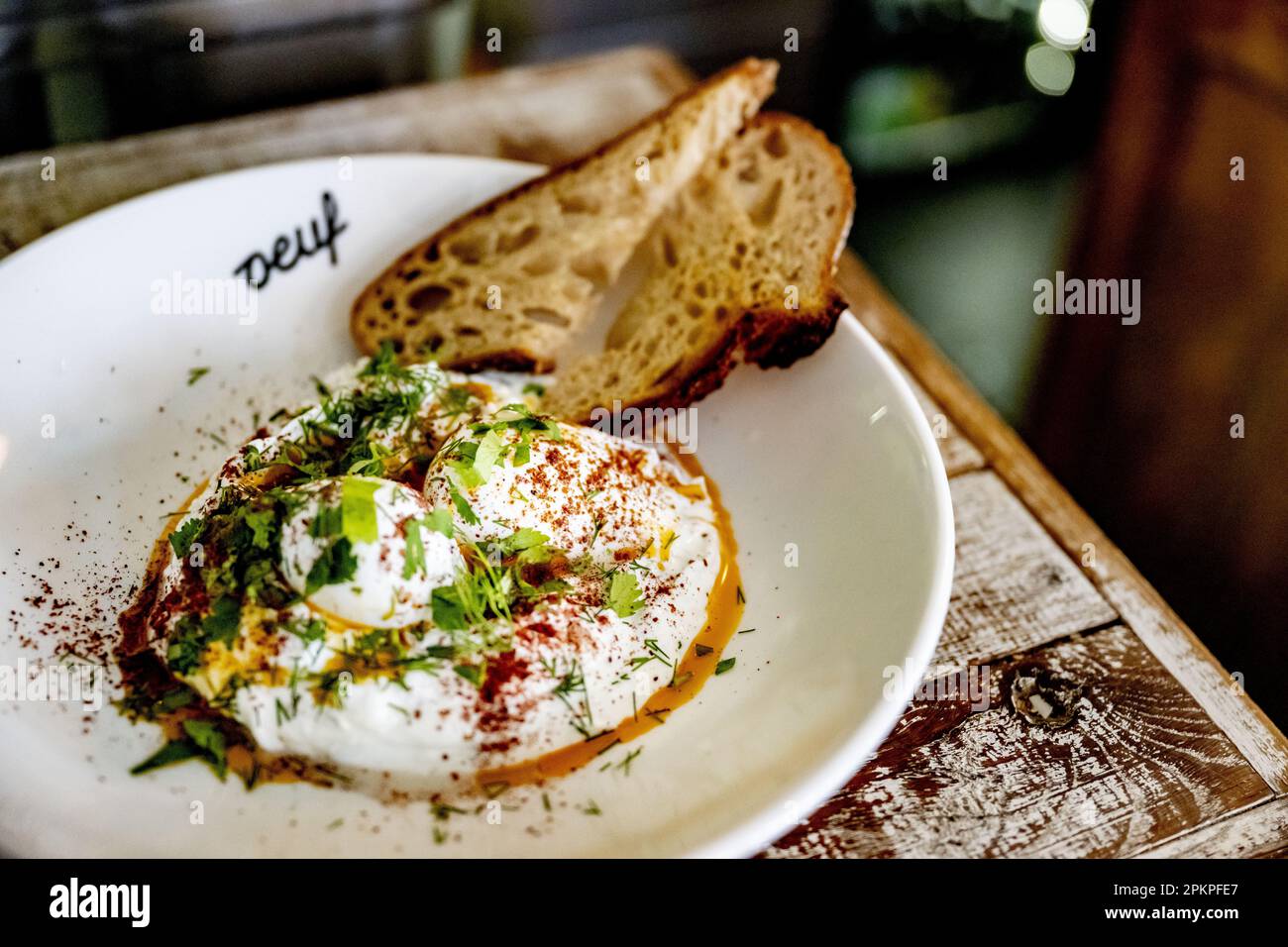 AMSTERDAM - piatti a base di uova sono preparati nella cucina del ristorante Oeuf. Durante il fine settimana di Pasqua è molto affollato al ristorante Egg di De Pijp. Quest'anno le uova sono più costose del solito e ciò non si verifica solo nei Paesi Bassi. Secondo Statistics Netherlands (CBS), gli olandesi hanno speso più del 26 per cento in più sulle uova in febbraio rispetto a un anno prima. Nell'Unione europea, l'aumento medio dei prezzi è stato superiore al 31 per cento e gli americani hanno dovuto pagare più del 55 per cento in più per le uova. ANP ROBIN UTRECHT olanda fuori - belgio fuori Foto Stock