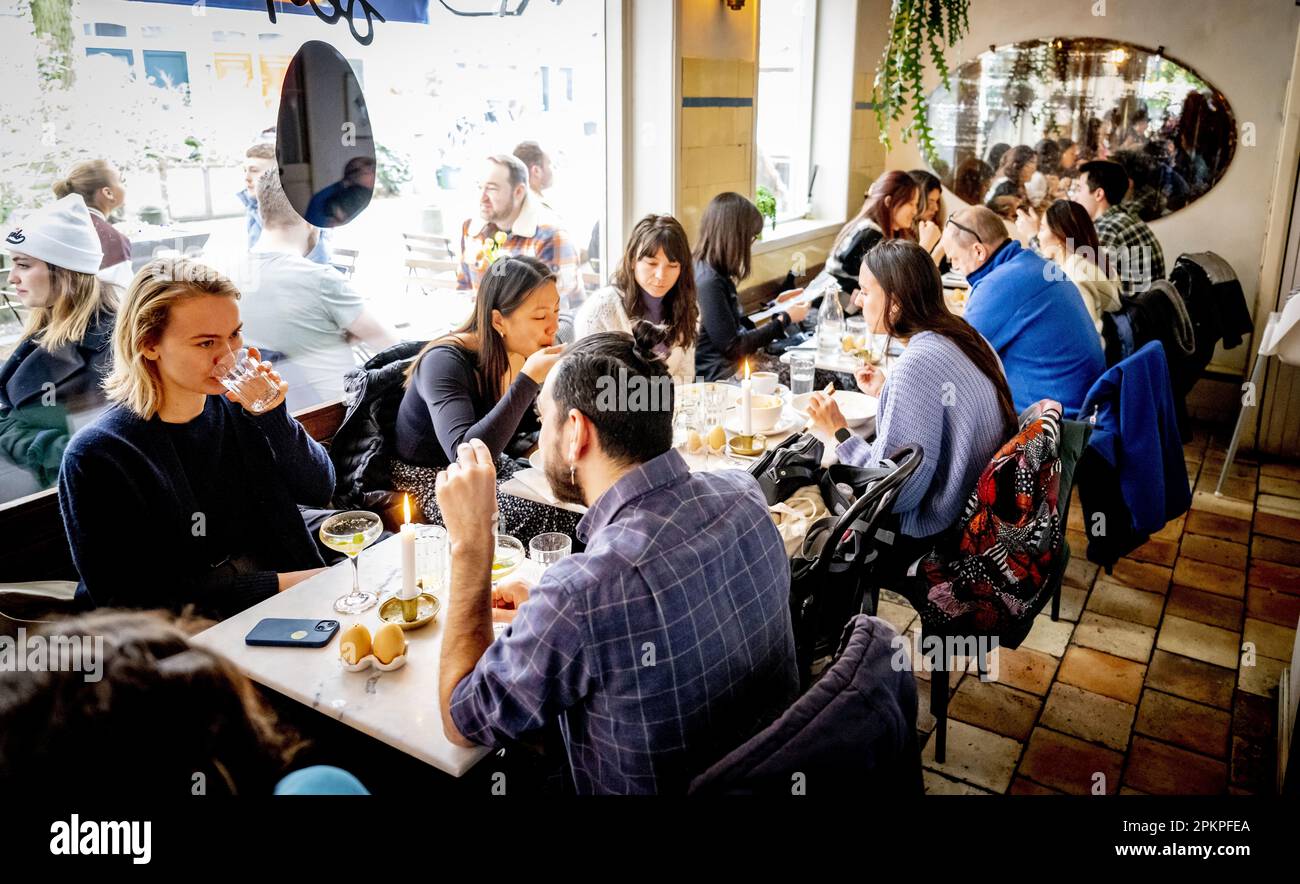 AMSTERDAM - gli ospiti possono pranzare al ristorante Oeuf. Durante il fine settimana di Pasqua è molto affollato al ristorante Egg di De Pijp. Quest'anno le uova sono più costose del solito e ciò non si verifica solo nei Paesi Bassi. Secondo Statistics Netherlands (CBS), gli olandesi hanno speso più del 26 per cento in più sulle uova in febbraio rispetto a un anno prima. Nell'Unione europea, l'aumento medio dei prezzi è stato superiore al 31 per cento e gli americani hanno dovuto pagare più del 55 per cento in più per le uova. ANP ROBIN UTRECHT olanda fuori - belgio fuori Foto Stock