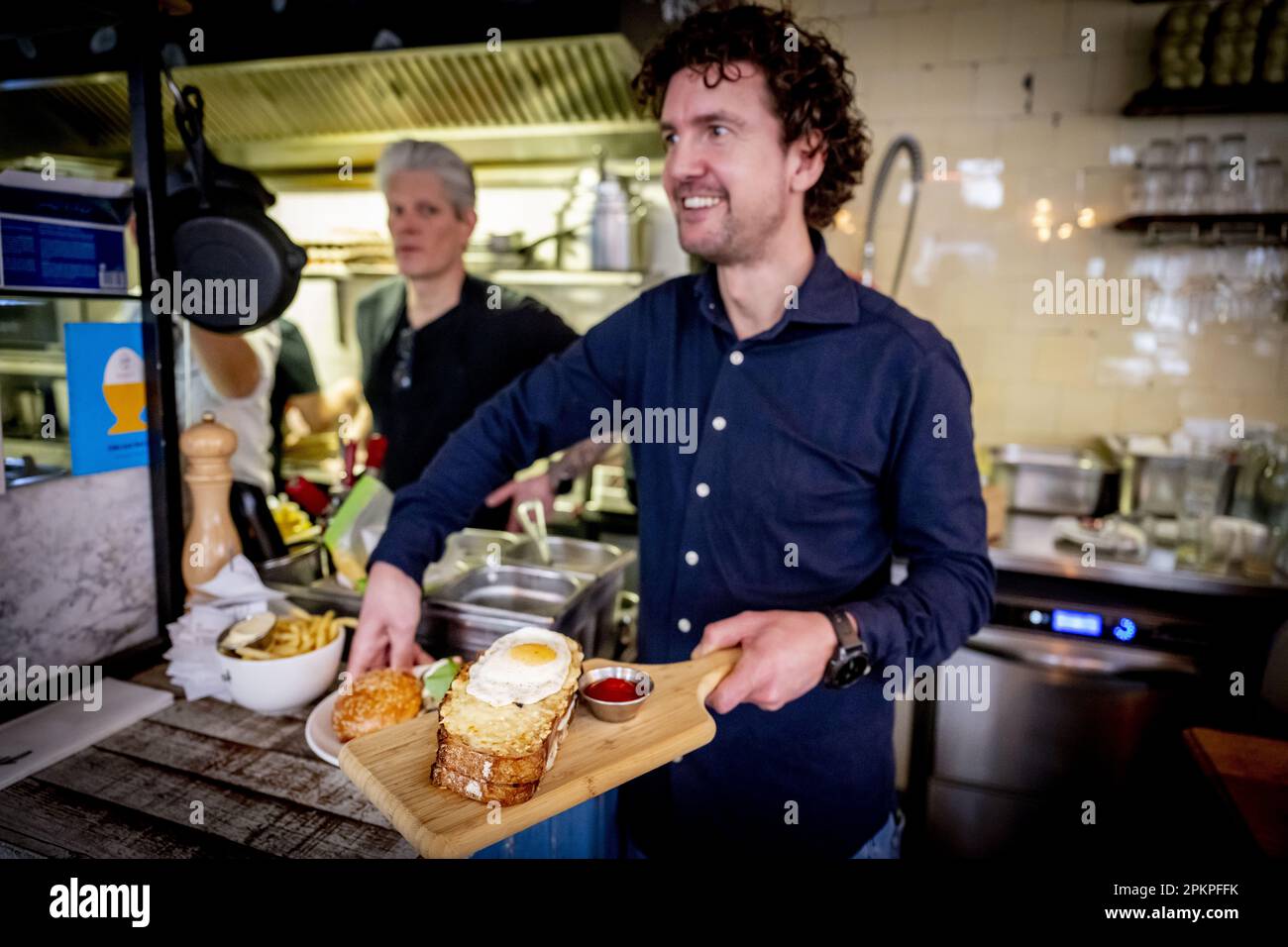 AMSTERDAM - gli ospiti possono pranzare al ristorante Oeuf. Durante il fine settimana di Pasqua è molto affollato al ristorante Egg di De Pijp. Quest'anno le uova sono più costose del solito e ciò non si verifica solo nei Paesi Bassi. Secondo Statistics Netherlands (CBS), gli olandesi hanno speso più del 26 per cento in più sulle uova in febbraio rispetto a un anno prima. Nell'Unione europea, l'aumento medio dei prezzi è stato superiore al 31 per cento e gli americani hanno dovuto pagare più del 55 per cento in più per le uova. ANP ROBIN UTRECHT olanda fuori - belgio fuori Foto Stock