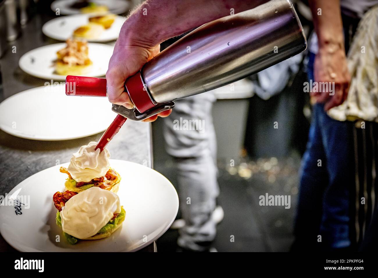 AMSTERDAM - piatti a base di uova sono preparati nella cucina del ristorante Oeuf. Durante il fine settimana di Pasqua è molto affollato al ristorante Egg di De Pijp. Quest'anno le uova sono più costose del solito e ciò non si verifica solo nei Paesi Bassi. Secondo Statistics Netherlands (CBS), gli olandesi hanno speso più del 26 per cento in più sulle uova in febbraio rispetto a un anno prima. Nell'Unione europea, l'aumento medio dei prezzi è stato superiore al 31 per cento e gli americani hanno dovuto pagare più del 55 per cento in più per le uova. ANP ROBIN UTRECHT olanda fuori - belgio fuori Foto Stock
