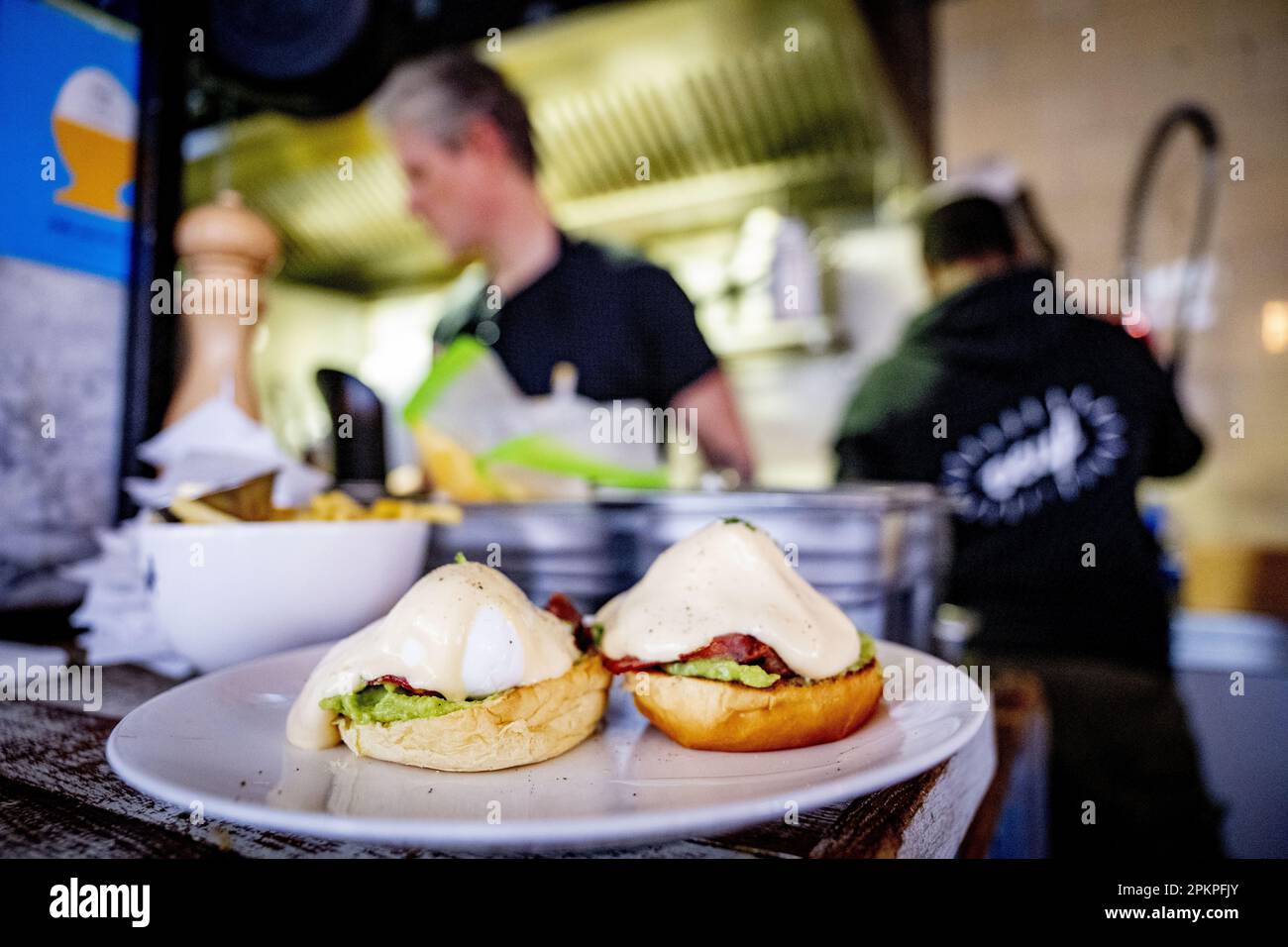 AMSTERDAM - piatti a base di uova sono preparati nella cucina del ristorante Oeuf. Durante il fine settimana di Pasqua è molto affollato al ristorante Egg di De Pijp. Quest'anno le uova sono più costose del solito e ciò non si verifica solo nei Paesi Bassi. Secondo Statistics Netherlands (CBS), gli olandesi hanno speso più del 26 per cento in più sulle uova in febbraio rispetto a un anno prima. Nell'Unione europea, l'aumento medio dei prezzi è stato superiore al 31 per cento e gli americani hanno dovuto pagare più del 55 per cento in più per le uova. ANP ROBIN UTRECHT olanda fuori - belgio fuori Foto Stock