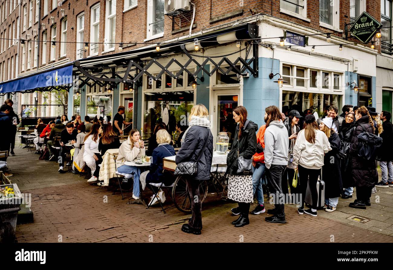 AMSTERDAM - gli ospiti fanno la fila al ristorante Oeuf. Durante il fine settimana di Pasqua è molto affollato al ristorante Egg di De Pijp. Quest'anno le uova sono più costose del solito e ciò non si verifica solo nei Paesi Bassi. Secondo Statistics Netherlands (CBS), gli olandesi hanno speso più del 26 per cento in più sulle uova in febbraio rispetto a un anno prima. Nell'Unione europea, l'aumento medio dei prezzi è stato superiore al 31 per cento e gli americani hanno dovuto pagare più del 55 per cento in più per le uova. ANP ROBIN UTRECHT olanda fuori - belgio fuori Foto Stock