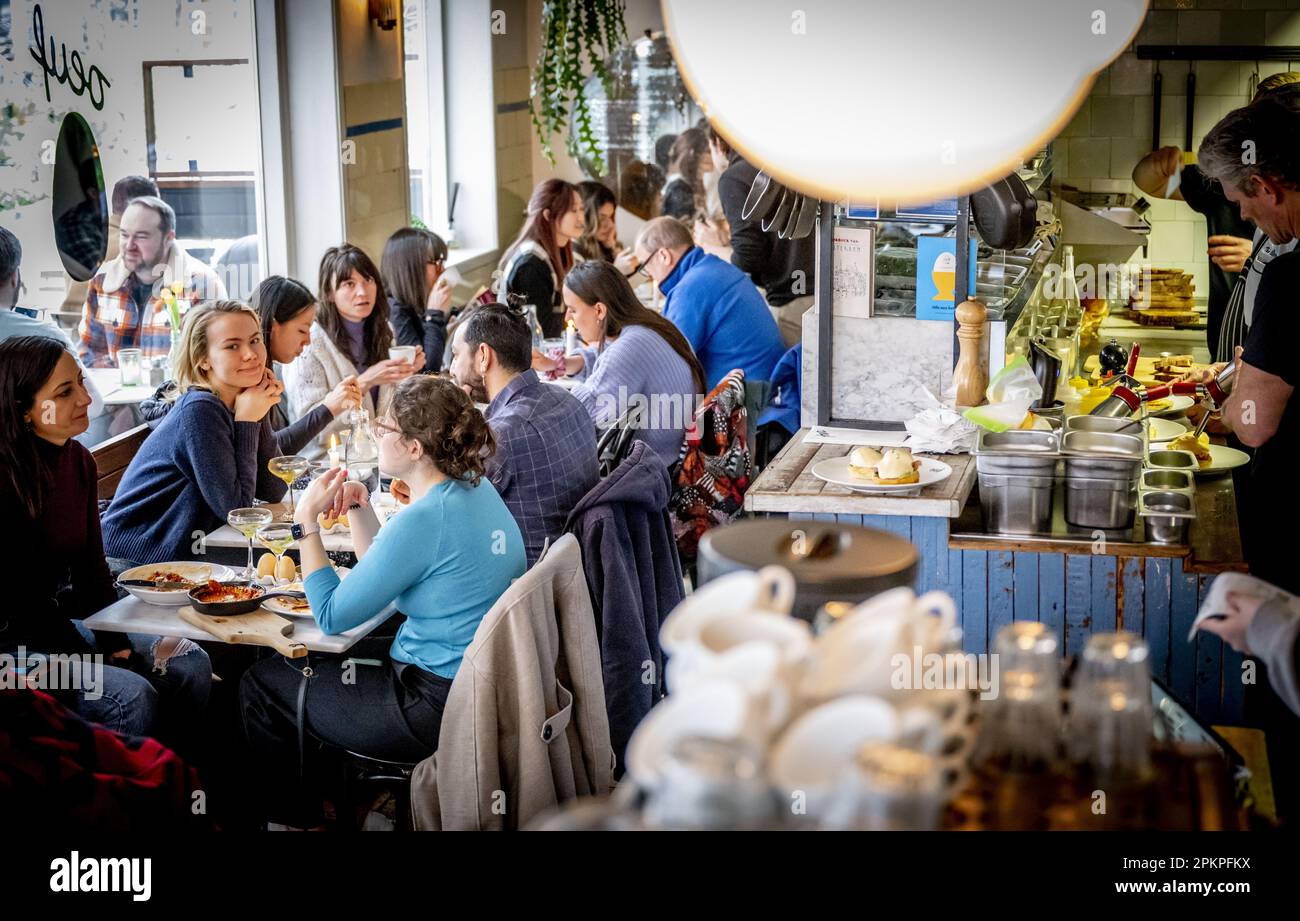 AMSTERDAM - gli ospiti possono pranzare al ristorante Oeuf. Durante il fine settimana di Pasqua è molto affollato al ristorante Egg di De Pijp. Quest'anno le uova sono più costose del solito e ciò non si verifica solo nei Paesi Bassi. Secondo Statistics Netherlands (CBS), gli olandesi hanno speso più del 26 per cento in più sulle uova in febbraio rispetto a un anno prima. Nell'Unione europea, l'aumento medio dei prezzi è stato superiore al 31 per cento e gli americani hanno dovuto pagare più del 55 per cento in più per le uova. ANP ROBIN UTRECHT olanda fuori - belgio fuori Foto Stock