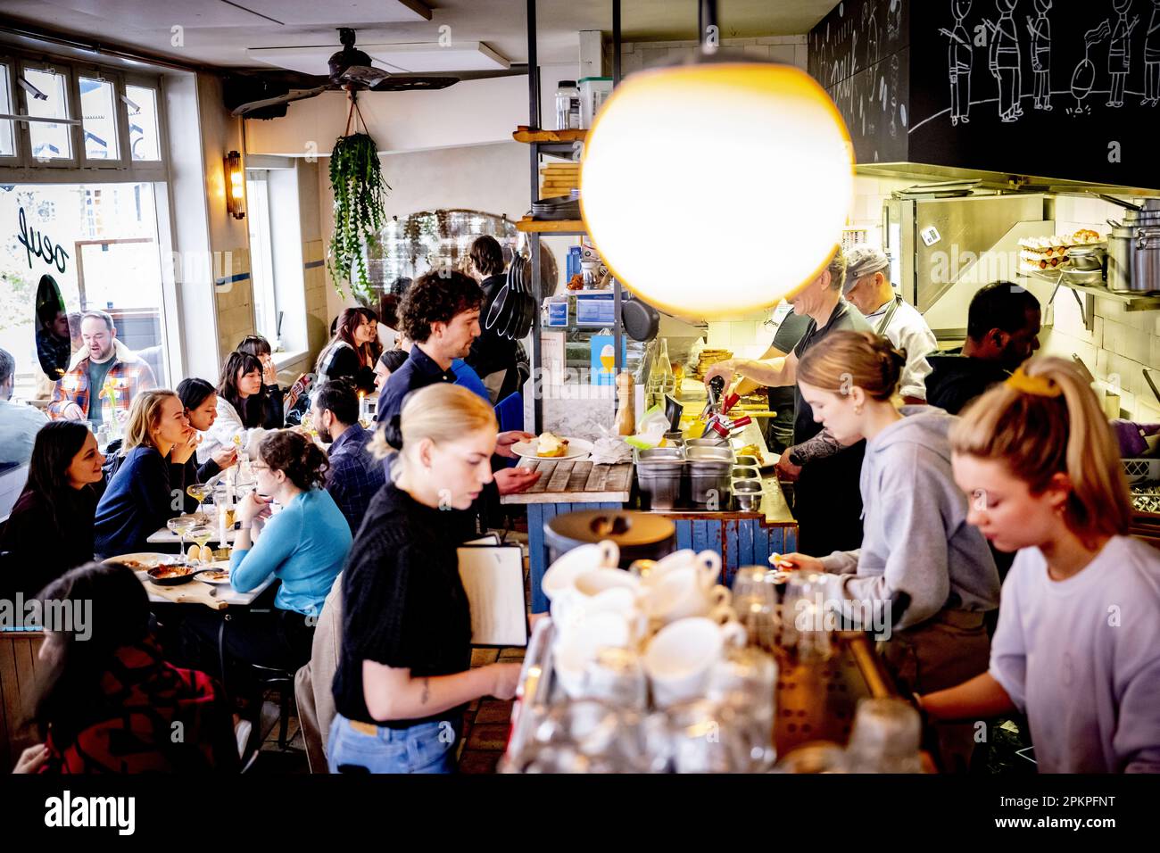 AMSTERDAM - gli ospiti possono pranzare al ristorante Oeuf. Durante il fine settimana di Pasqua è molto affollato al ristorante Egg di De Pijp. Quest'anno le uova sono più costose del solito e ciò non si verifica solo nei Paesi Bassi. Secondo Statistics Netherlands (CBS), gli olandesi hanno speso più del 26 per cento in più sulle uova in febbraio rispetto a un anno prima. Nell'Unione europea, l'aumento medio dei prezzi è stato superiore al 31 per cento e gli americani hanno dovuto pagare più del 55 per cento in più per le uova. ANP ROBIN UTRECHT olanda fuori - belgio fuori Foto Stock