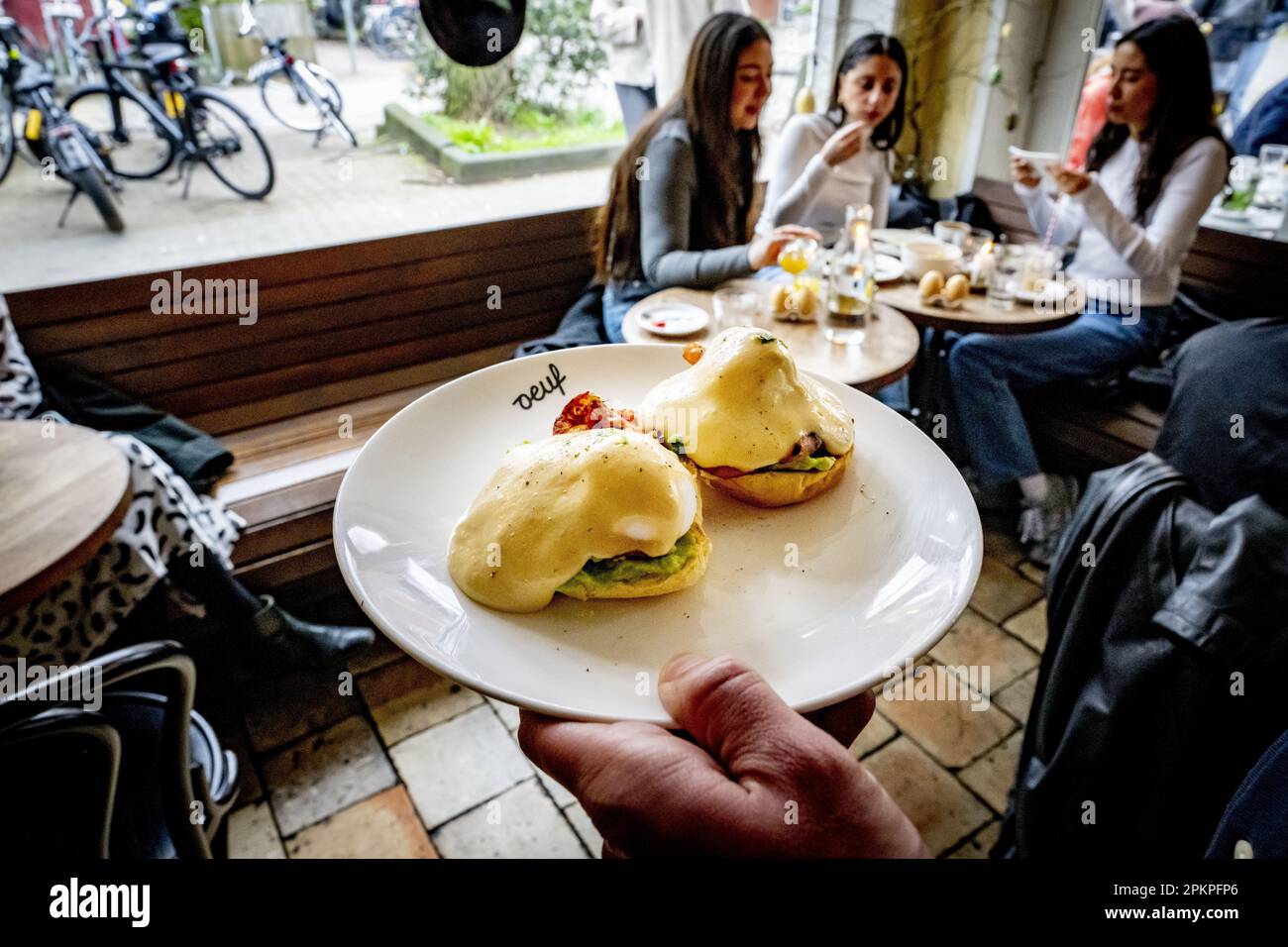 AMSTERDAM - gli ospiti possono pranzare al ristorante Oeuf. Durante il fine settimana di Pasqua è molto affollato al ristorante Egg di De Pijp. Quest'anno le uova sono più costose del solito e ciò non si verifica solo nei Paesi Bassi. Secondo Statistics Netherlands (CBS), gli olandesi hanno speso più del 26 per cento in più sulle uova in febbraio rispetto a un anno prima. Nell'Unione europea, l'aumento medio dei prezzi è stato superiore al 31 per cento e gli americani hanno dovuto pagare più del 55 per cento in più per le uova. ANP ROBIN UTRECHT olanda fuori - belgio fuori Foto Stock