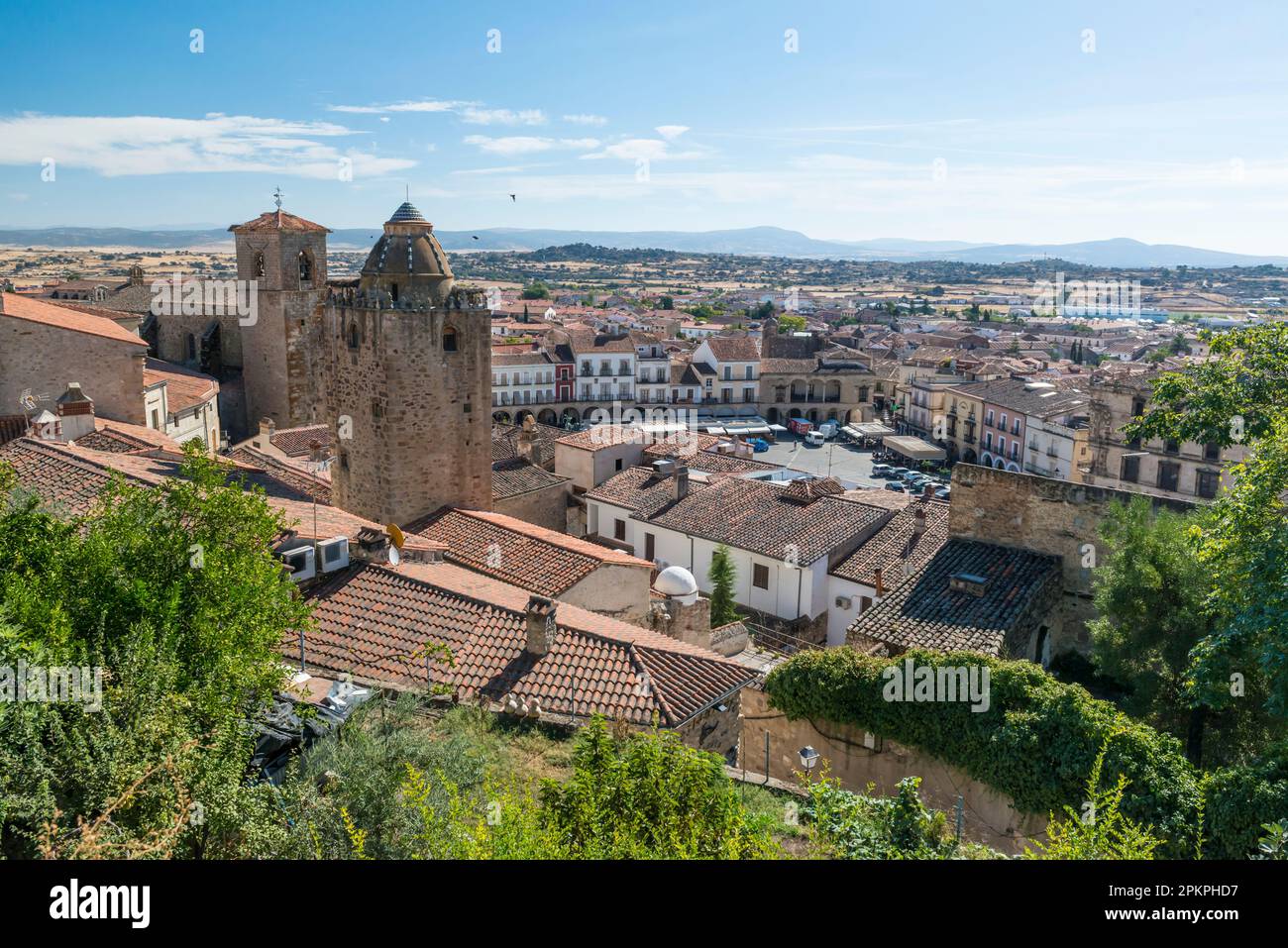 Plaza Mayor e Chiesa di San Martin nel centro di Trujillo visto dall'alto, Estremadra, Spagna. Foto Stock