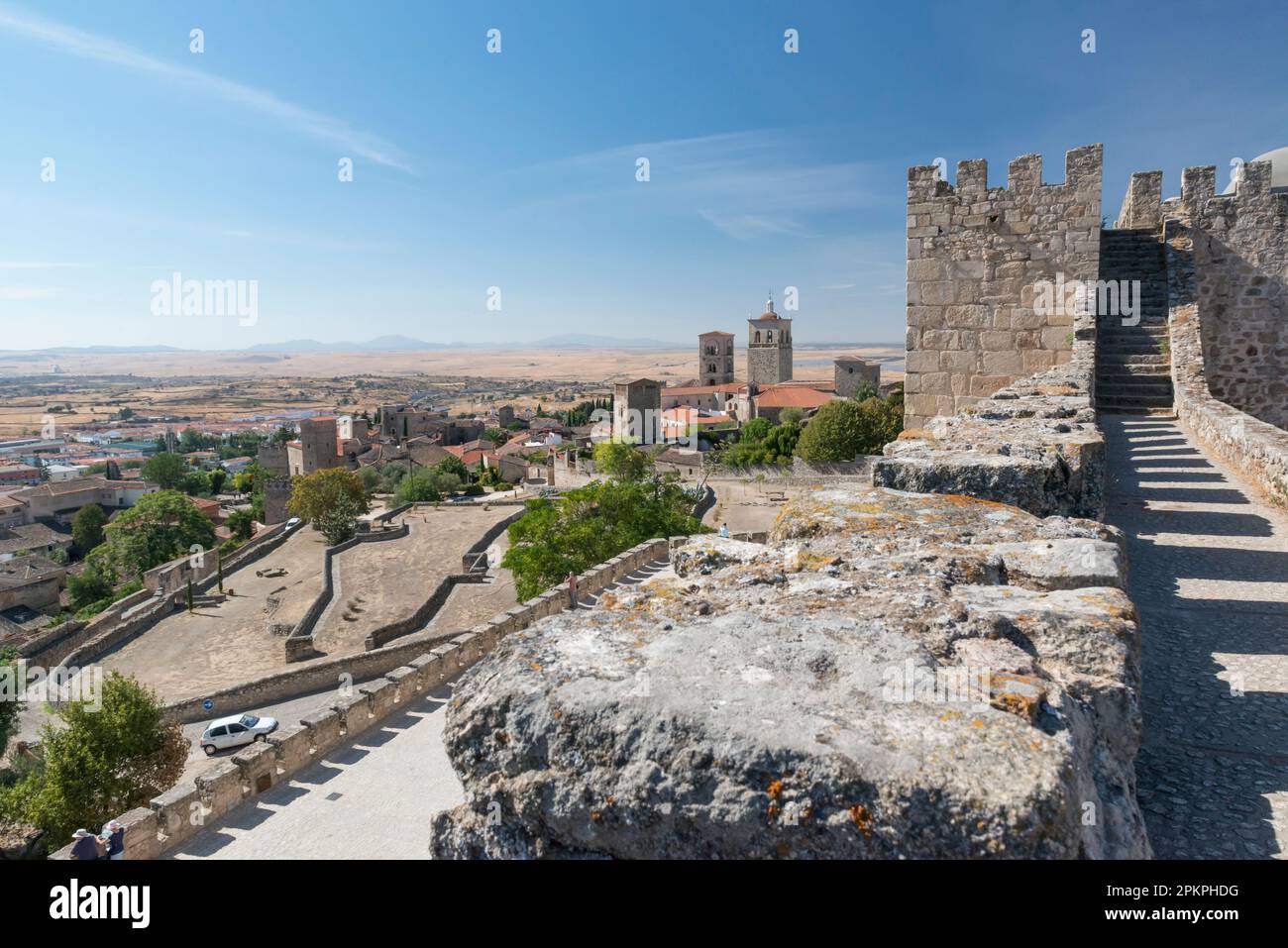 Vista dalla fortezza (alcazaba) di Trujillo sulla chiesa di Santa Maria la Mayor sullo sfondo. Trujillo, Estremadura, Spagna. Foto Stock
