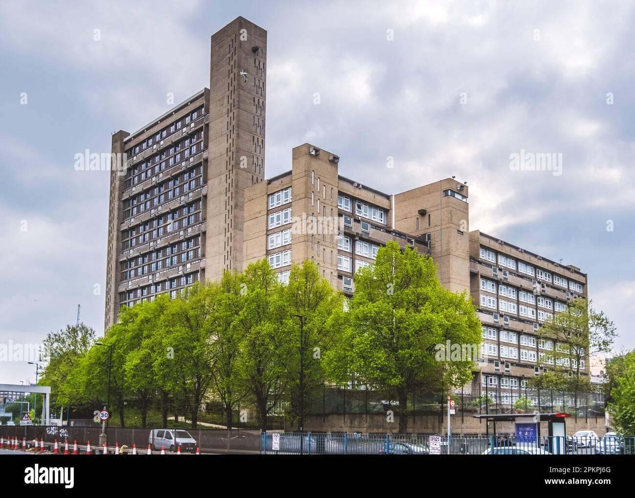 Vista angolare della Torre Balfron e della Casa Carradale, due brutalistici blocchi di torre progettati dall'architetto Erno Goldfinger situato a Poplar East London. Foto Stock