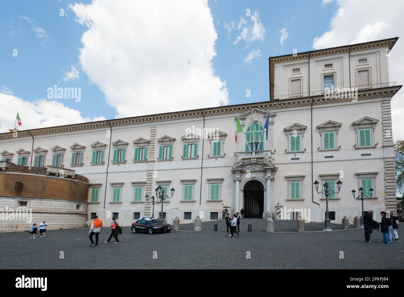 Roma, Italia. 07th Apr, 2023. Vista sulla facciata principale del Palazzo del Quirinale di Roma. Il Palazzo del Quirinale, una delle tre residenze ufficiali del Presidente della Repubblica Italiana, ha più di 1.200 stanze, costruito nel 1583 dall'architetto Ottaviano Mascarino, fu sede pontificia (1609-1870). dal 2015 apre le sue porte al pubblico. Credit: SOPA Images Limited/Alamy Live News Foto Stock