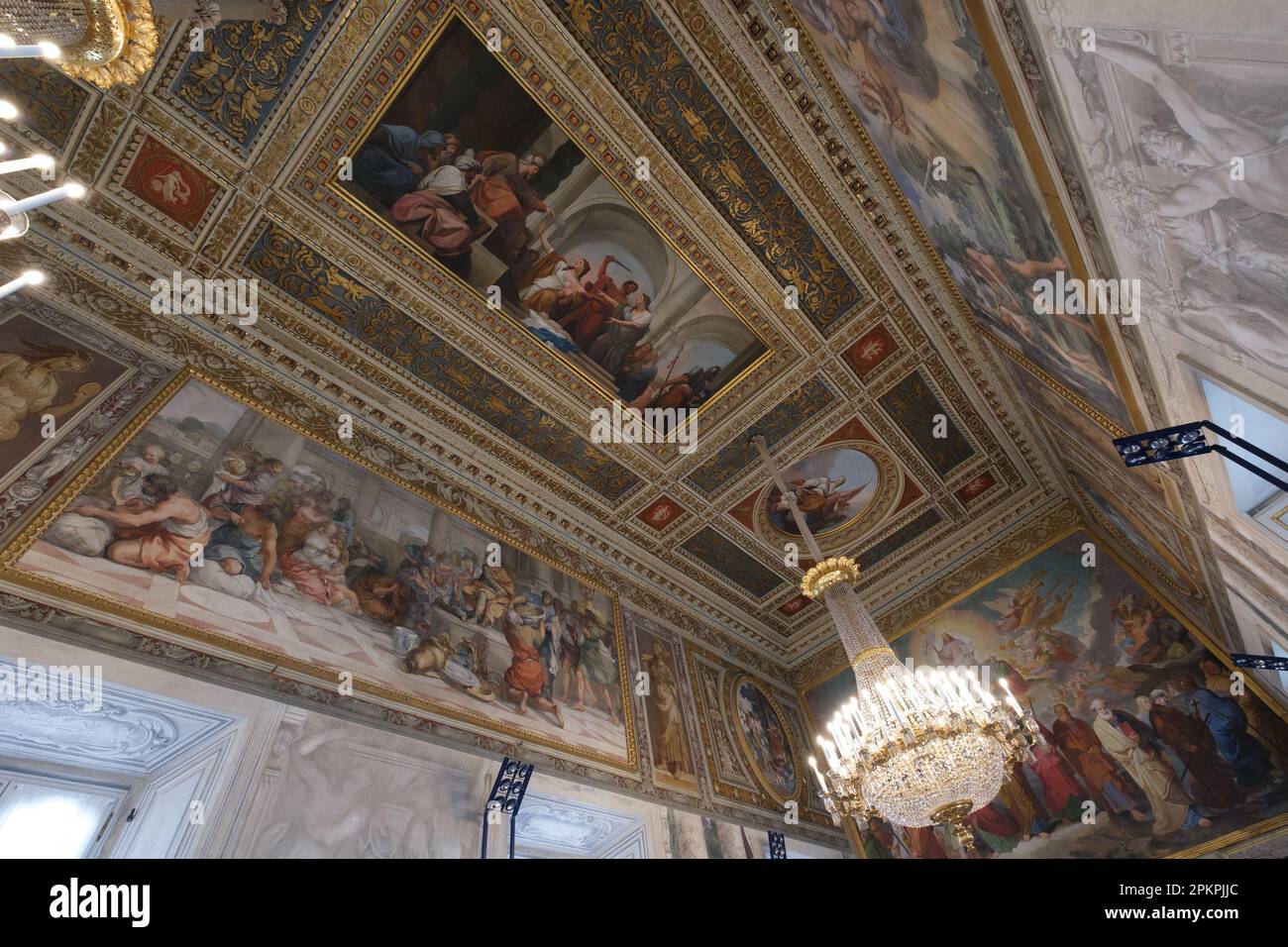 Roma, Italia. 07th Apr, 2023. Vista della sala ambasciatori del Quirinal Palace di Roma. Il Palazzo del Quirinale, una delle tre residenze ufficiali del Presidente della Repubblica Italiana, ha più di 1.200 stanze, costruito nel 1583 dall'architetto Ottaviano Mascarino, fu sede pontificia (1609-1870). dal 2015 apre le sue porte al pubblico. (Foto di Atilano Garcia/SOPA Images/Sipa USA) Credit: Sipa USA/Alamy Live News Foto Stock