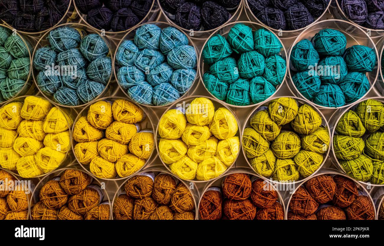 Mostra della famosa lana Shetland in un negozio di Commercial Street, Lerwick, Shetland Islands, Scozia Foto Stock