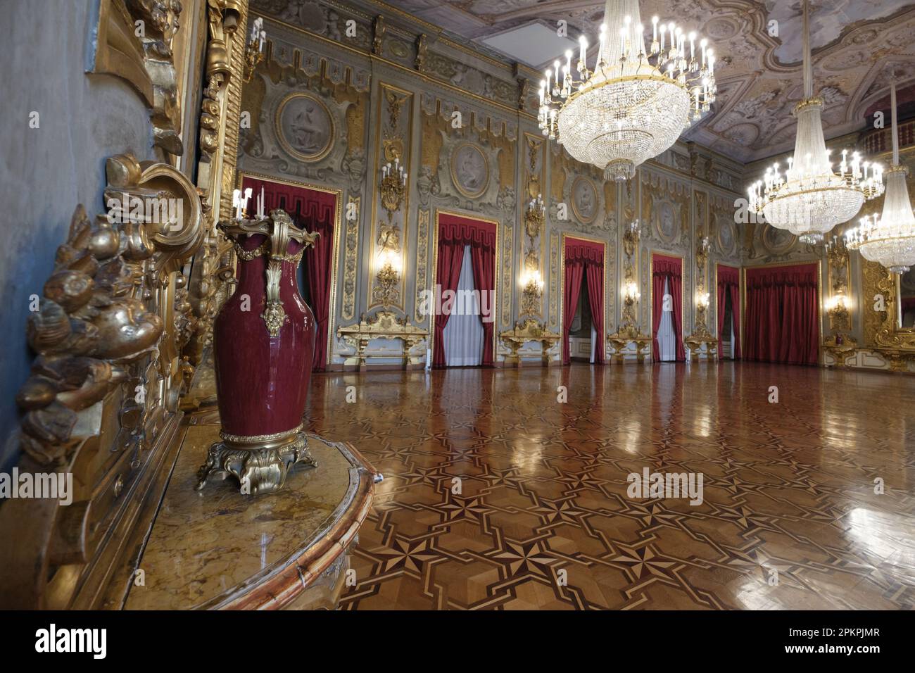 Roma, Italia. 07th Apr, 2023. Vista sulla sala per feste del Quirinal Palace di Roma. Il Palazzo del Quirinale, una delle tre residenze ufficiali del Presidente della Repubblica Italiana, ha più di 1.200 stanze, costruito nel 1583 dall'architetto Ottaviano Mascarino, fu sede pontificia (1609-1870). dal 2015 apre le sue porte al pubblico. (Foto di Atilano Garcia/SOPA Images/Sipa USA) Credit: Sipa USA/Alamy Live News Foto Stock